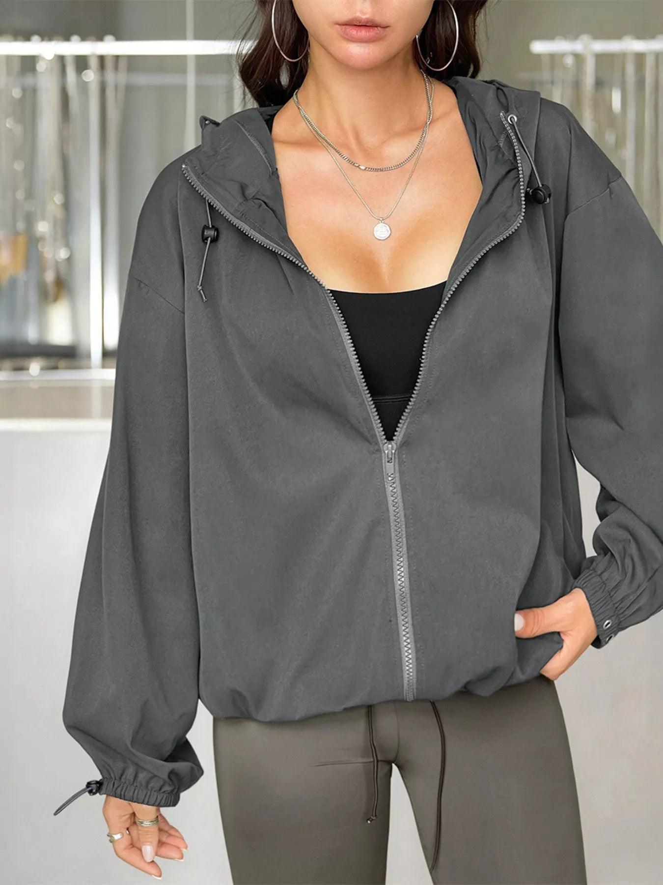 Chaqueta con capucha y cremallera con cordón