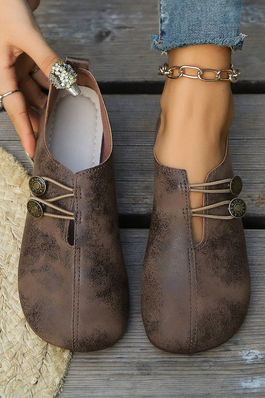Zapatos mocasines de piel sintética vintage con detalle de botón de café