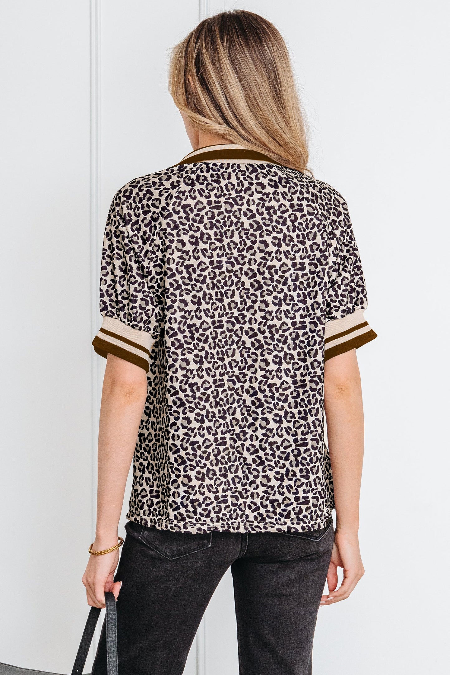 Top de manga corta tipo patchwork con cremallera, cuello alto y estampado de leopardo caqui con ribete a rayas