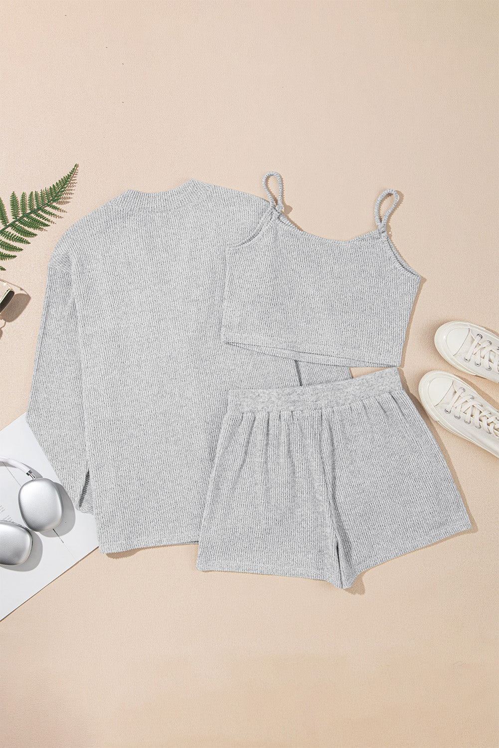 Conjunto de salón de 3 piezas en canalé gris claro: top corto, shorts a juego y cárdigan