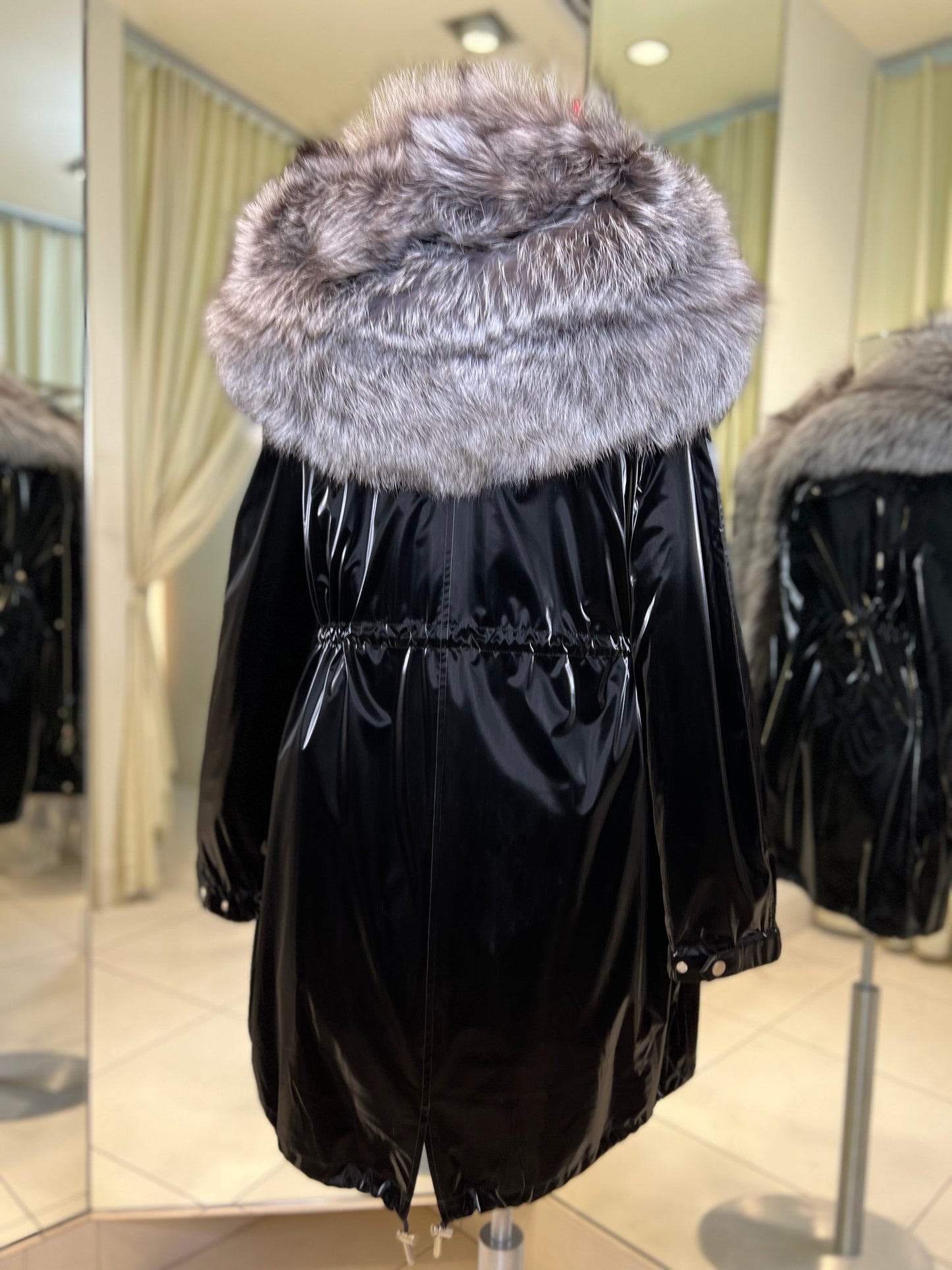Parka Forrada con Capucha de Zorro Plateado Genuino y Aislamiento de Conejo