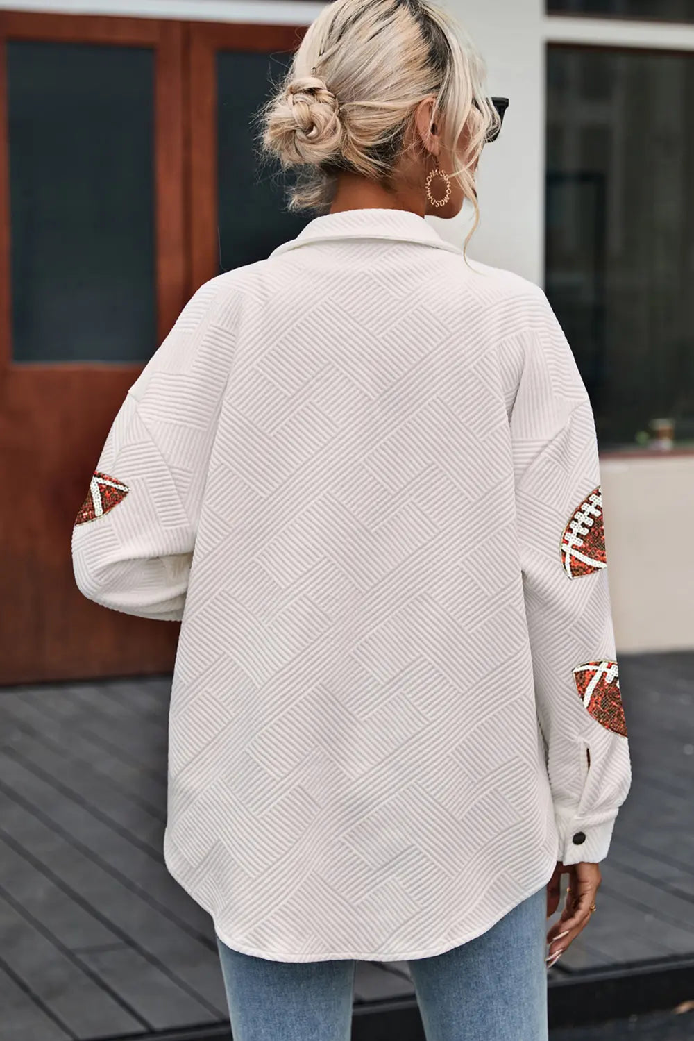 Chaqueta con cuello y broches, y parches de fútbol de lentejuelas