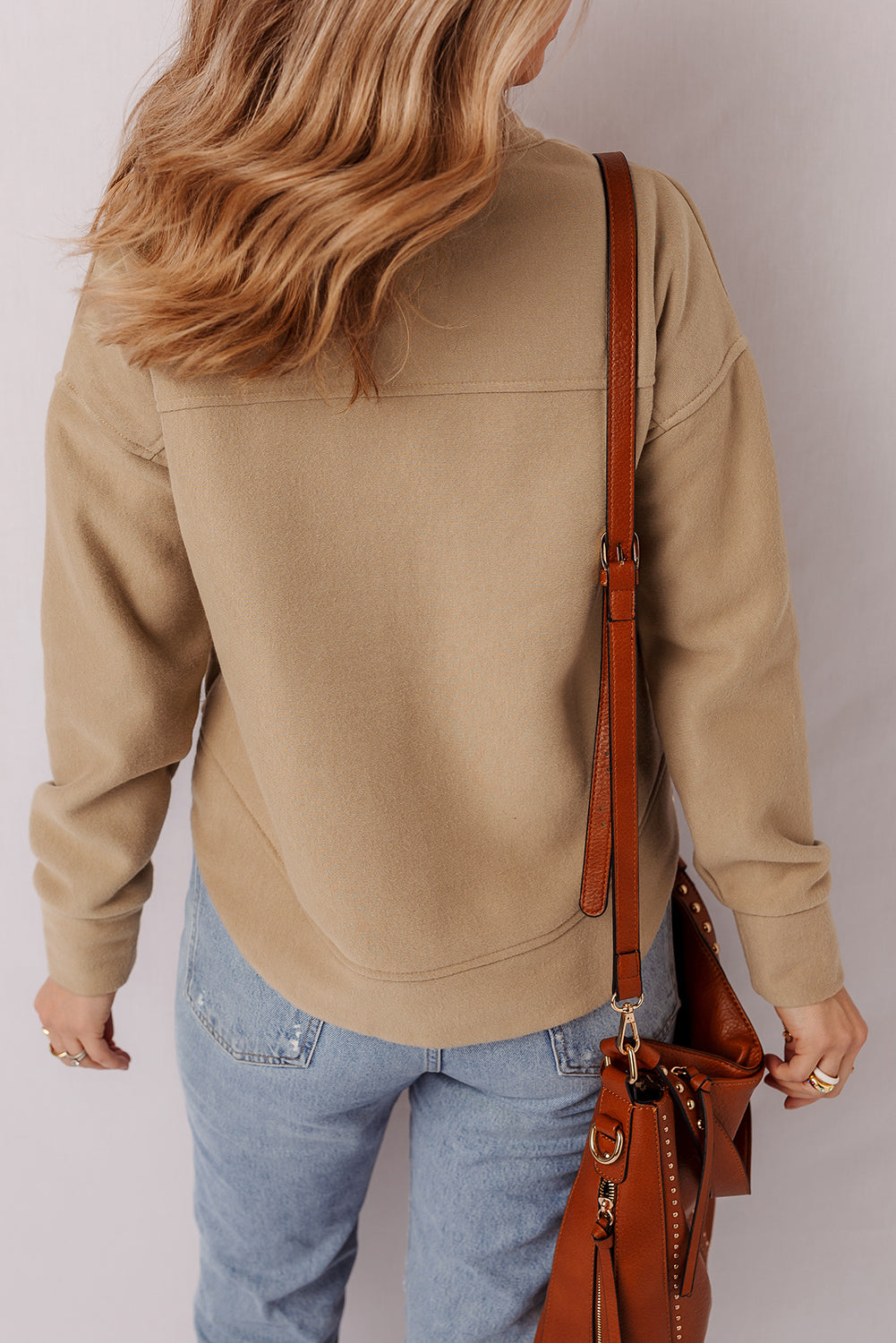 Sudadera con cuello de pico, detalles de ojales y color beige francés claro