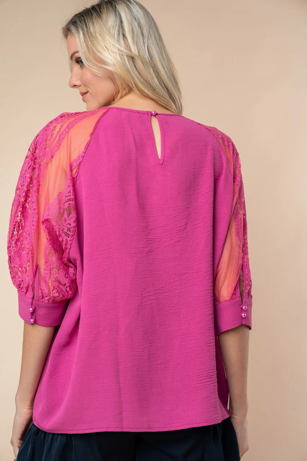 Blusa Blanca de Abedul con Cuello Redondo y Encaje de Media Manga