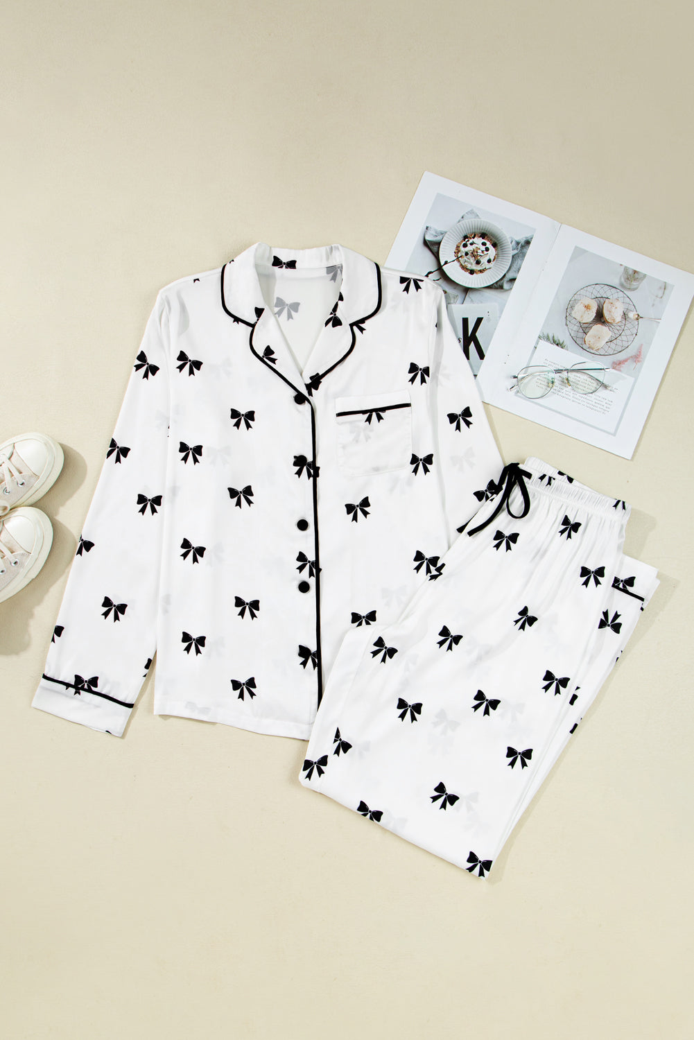 Pijama de dos piezas con estampado de lazos blancos