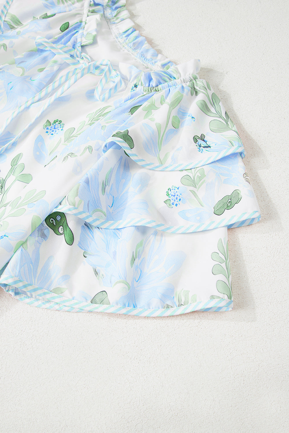 Minivestido de manga corta con capas y ribete en contraste floral azul cielo