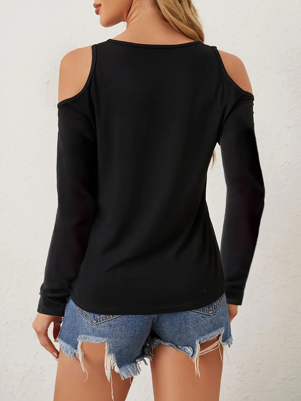 Camiseta de manga larga con cuello de pico y hombros descubiertos