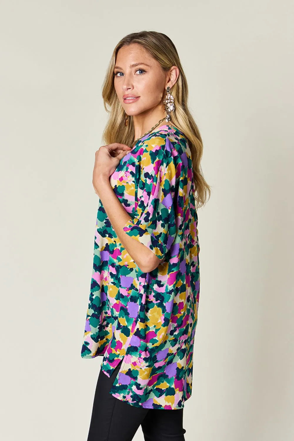 Blusa de cuello V estampada de talla completa con manga corta y abertura lateral Double Take