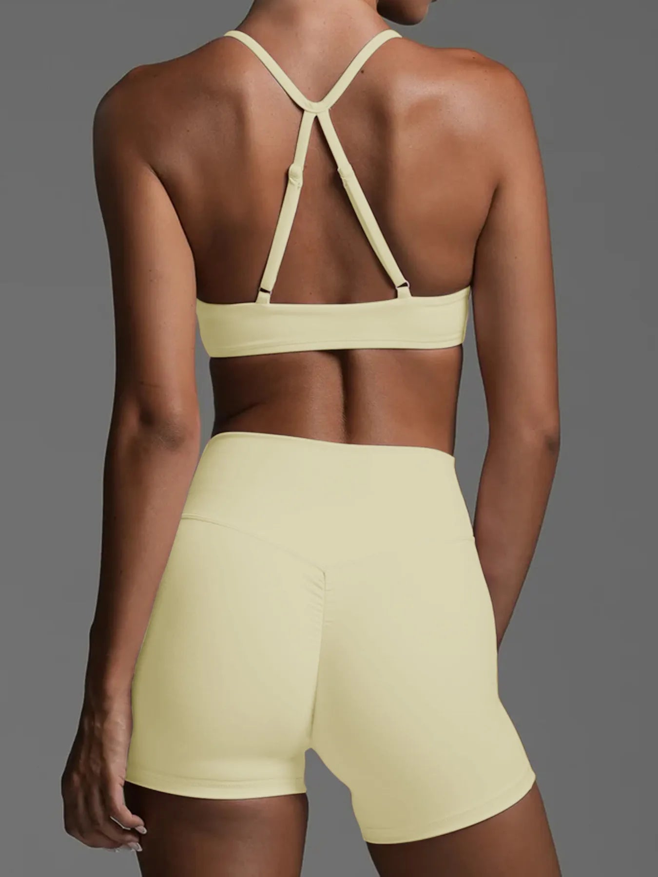 Conjunto deportivo de top ruched y shorts de tiro alto