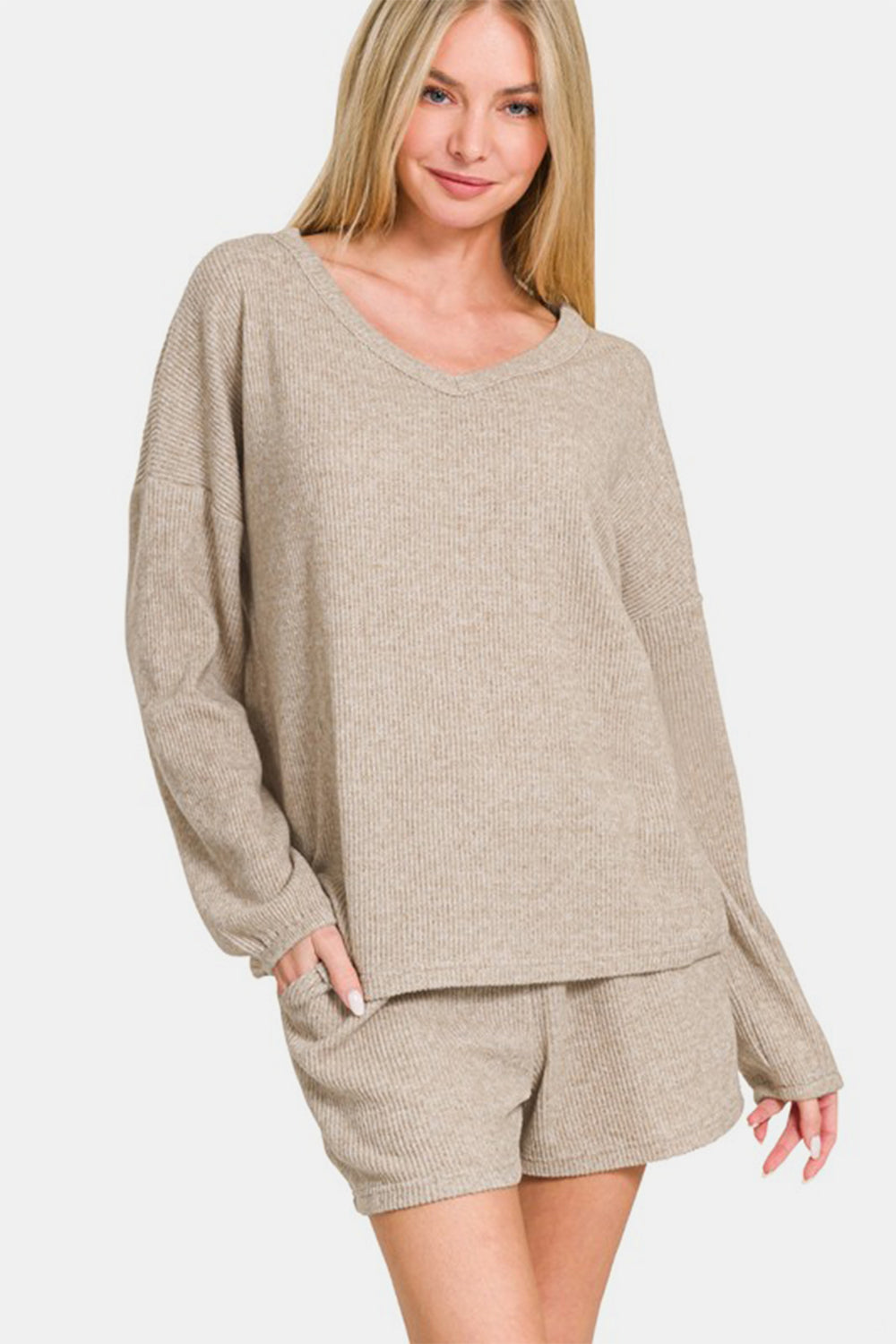 Conjunto de top de manga larga con cuello de pico y shorts de canalé Zenana