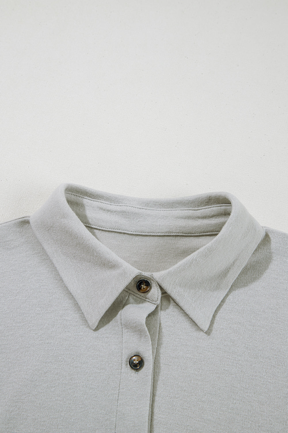 Conjunto de pijama de 3 piezas: top corto gris fruncido en el dobladillo, shorts sueltos y cárdigan