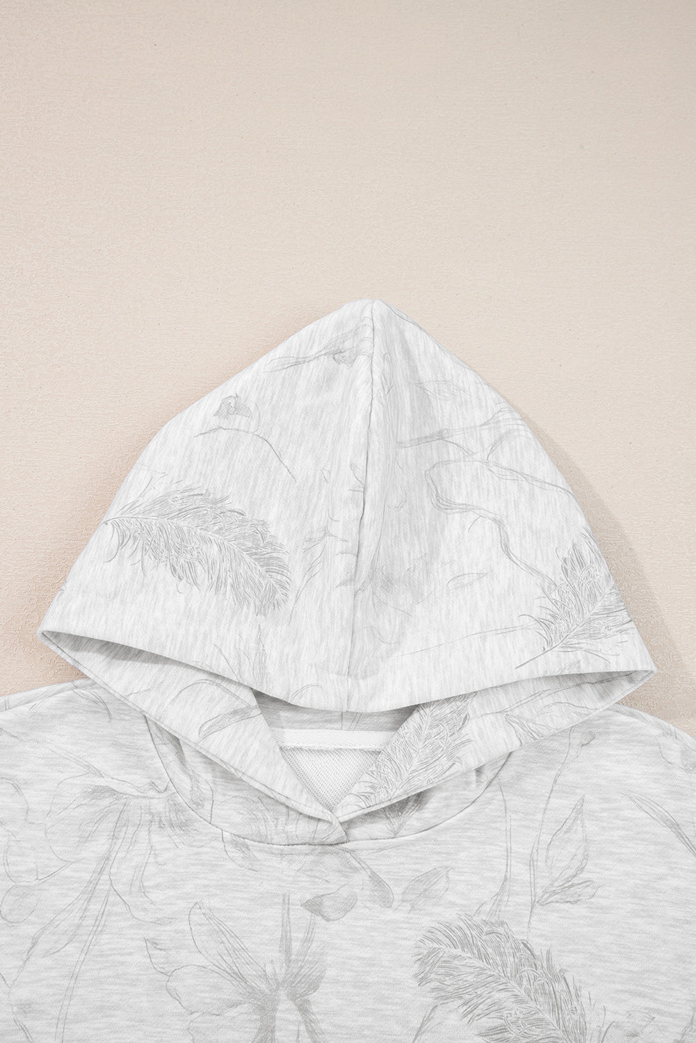 Conjunto de sudadera con capucha y pantalón holgado con estampado de camuflaje de plumas gris claro y manga caída