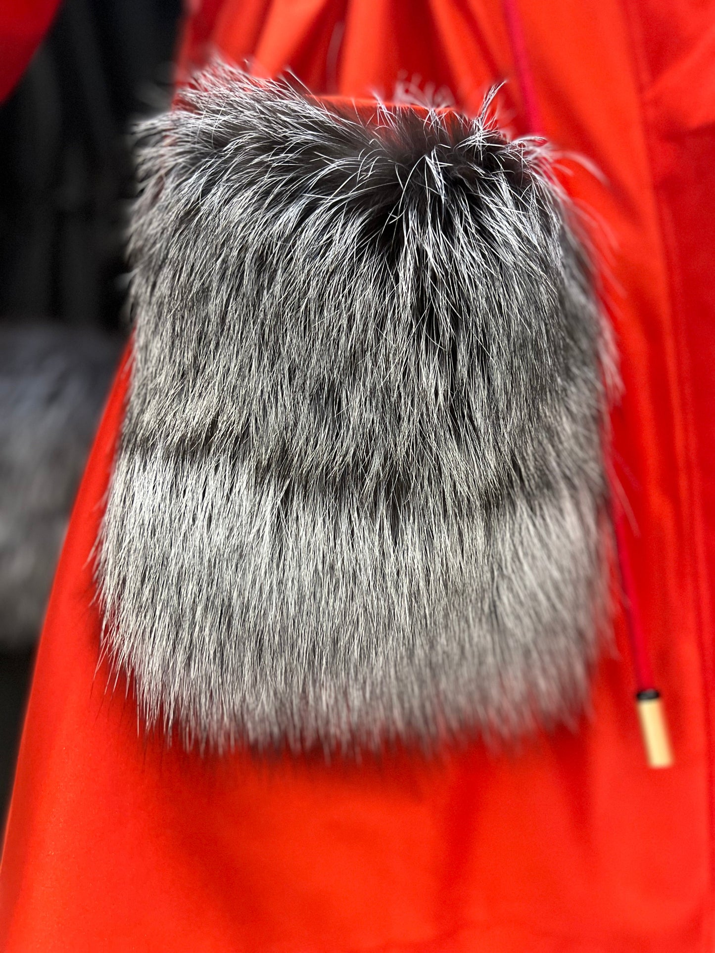 Parka Roma de piel auténtica de zorro plateado y conejo con aislamiento en color rojo