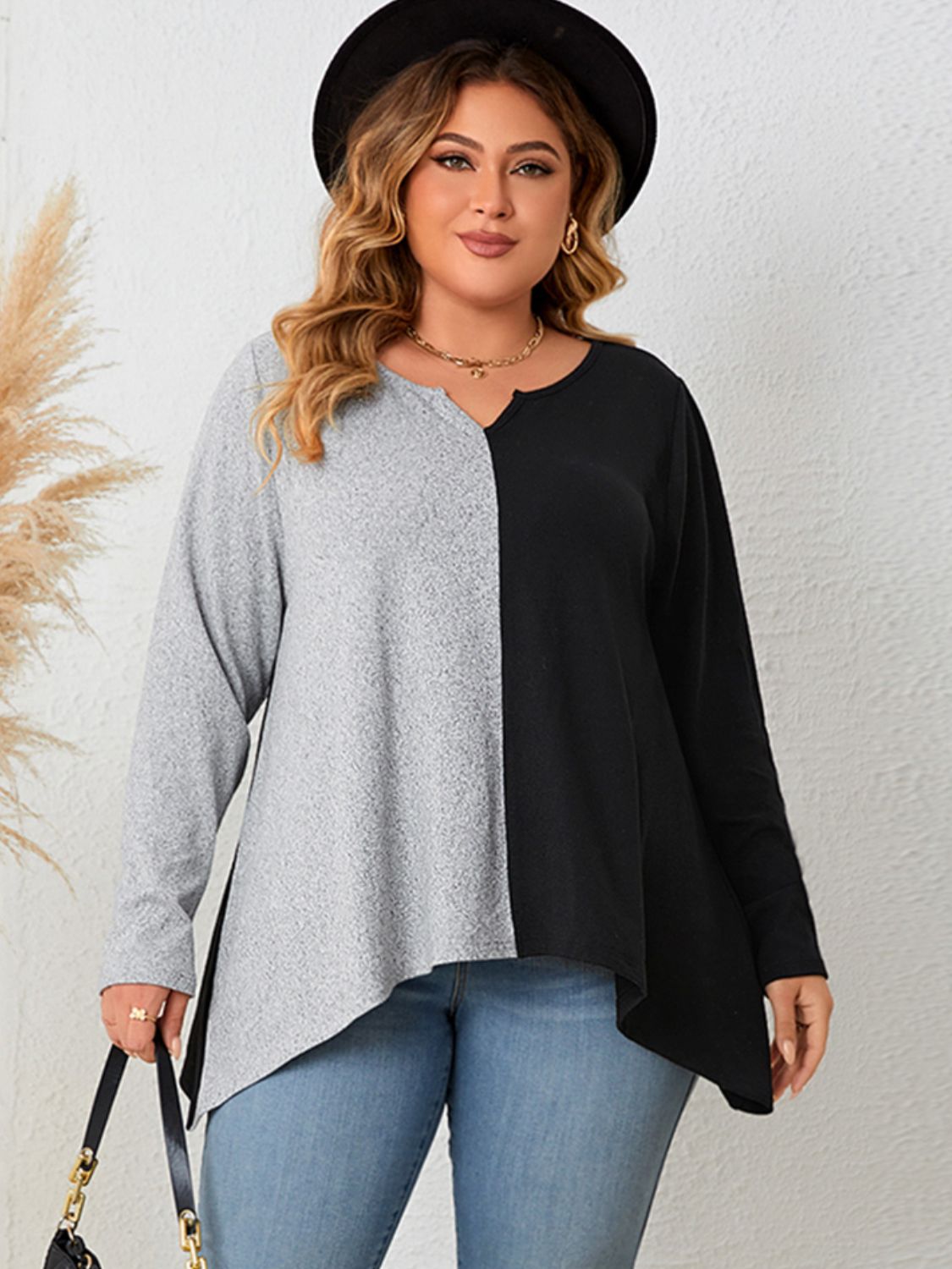 Camiseta Honey de tallas grandes con cuello con muesca en contraste