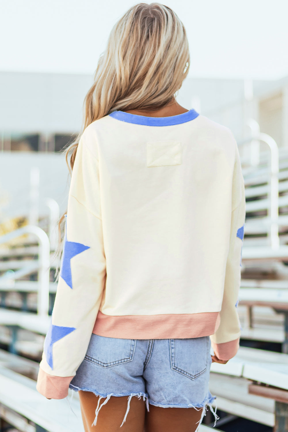 Sudadera beige de béisbol con gráfico de estrella y parches para el día del partido
