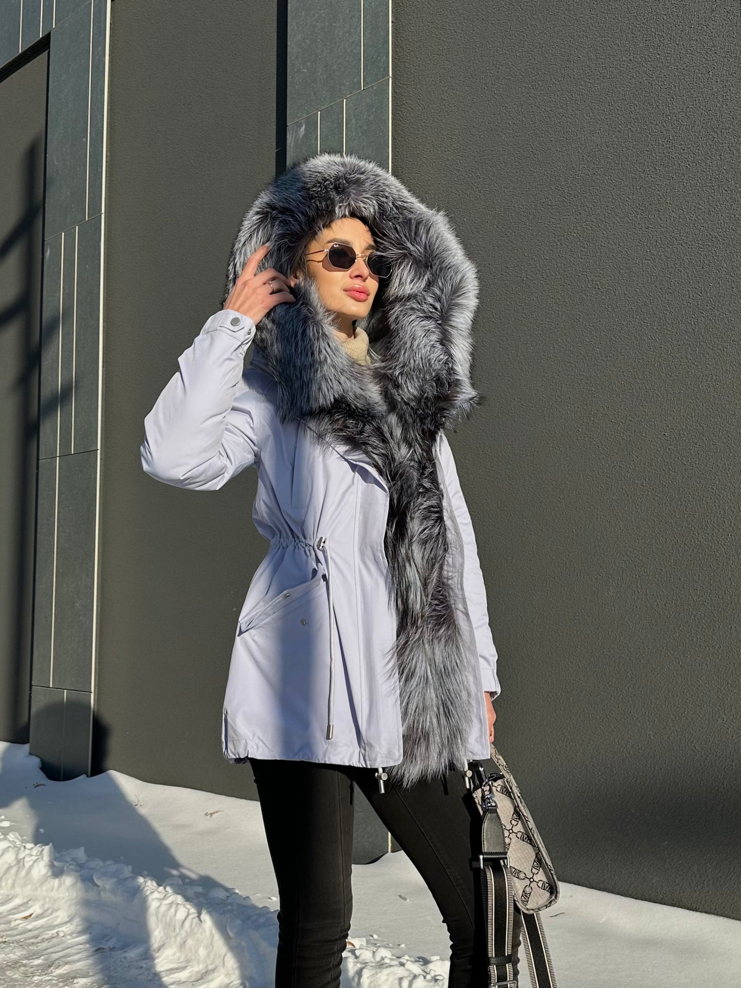 Parka aislante de piel de conejo con ribete de piel de zorro plateado genuino