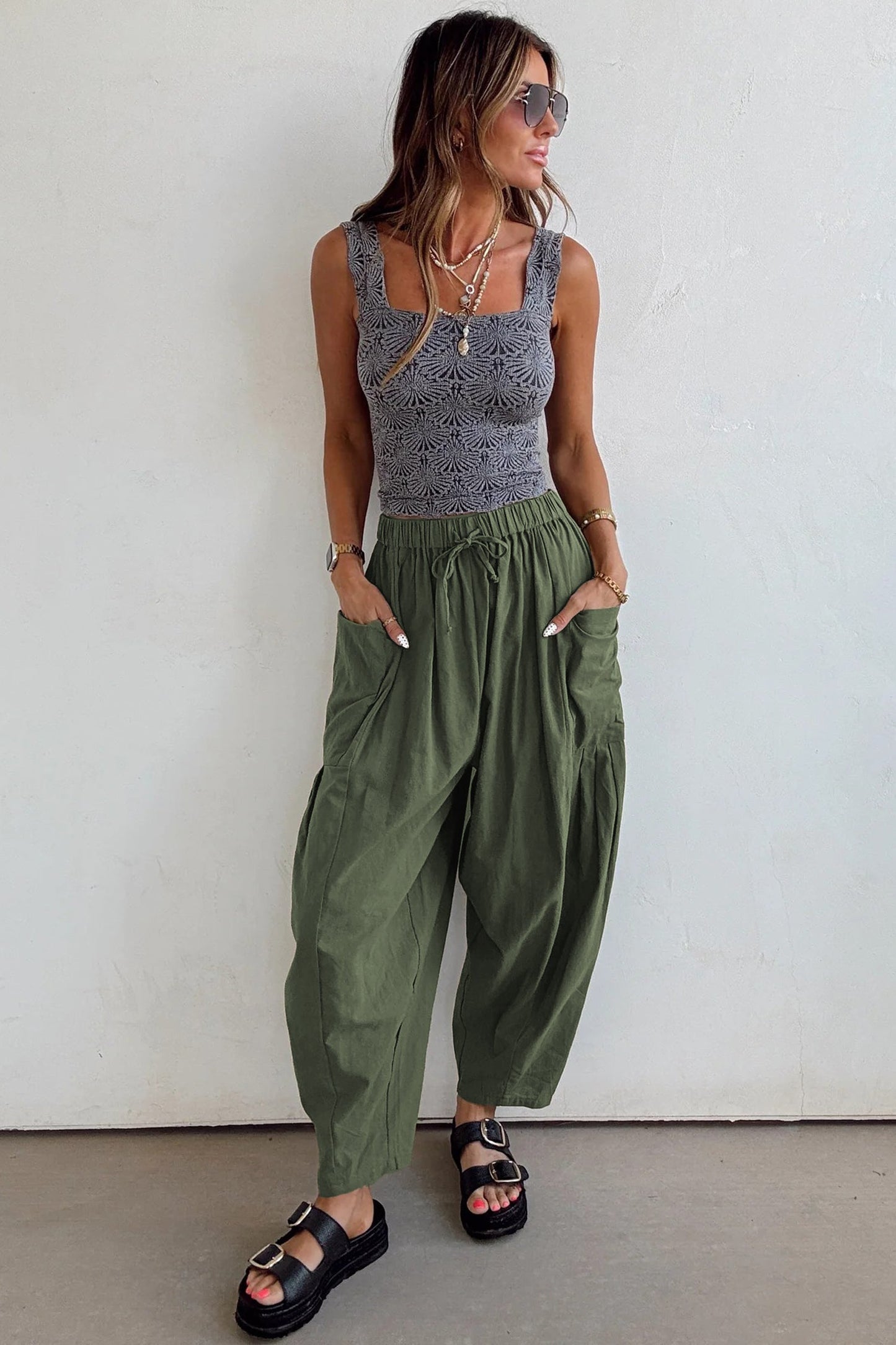 Pantalones casuales de pierna ancha con cintura elástica con cordón y bolsillos de parche en verde selva