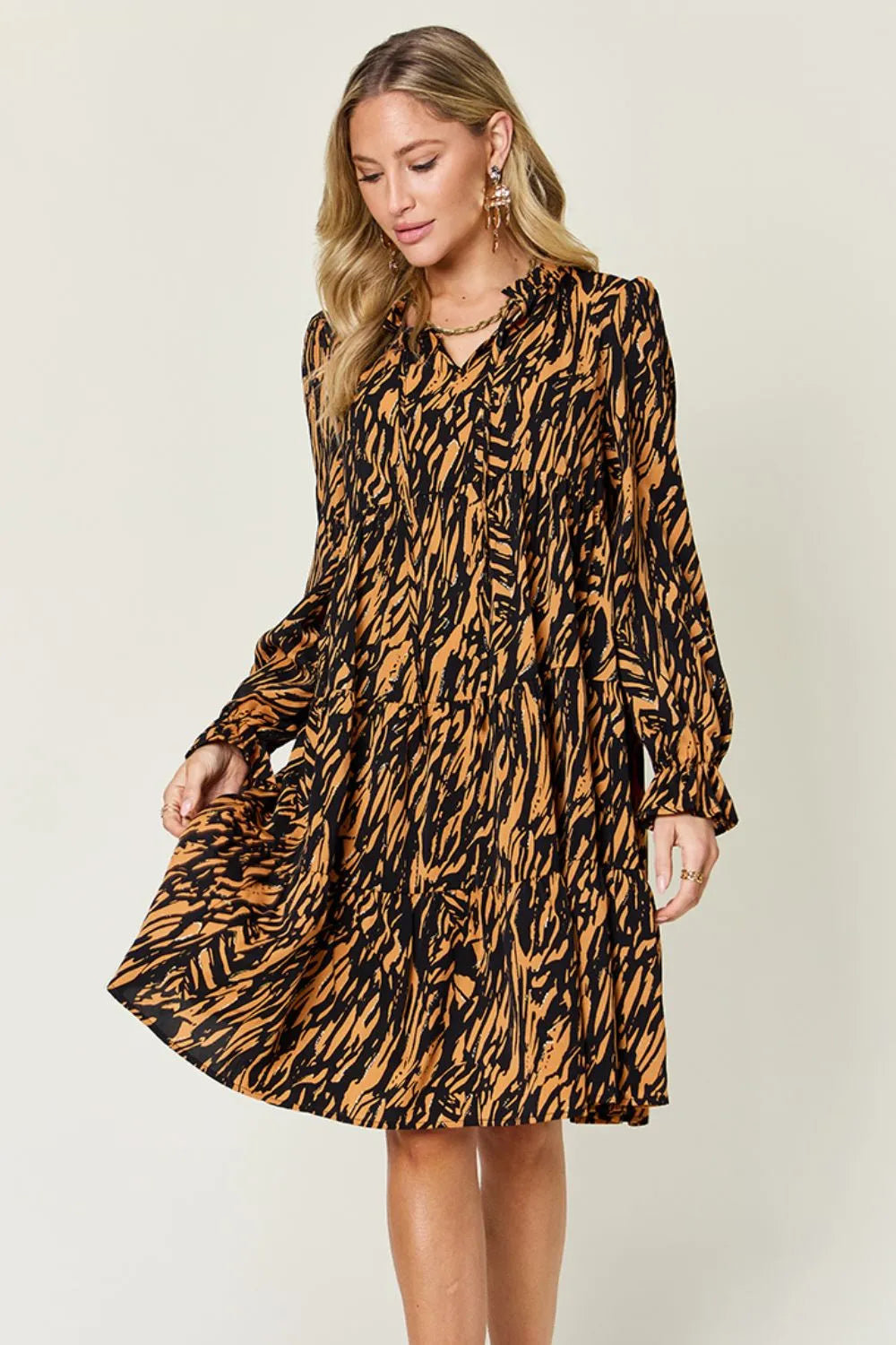 Vestido de manga larga Double Take con bajo con volantes estampado de talla completa