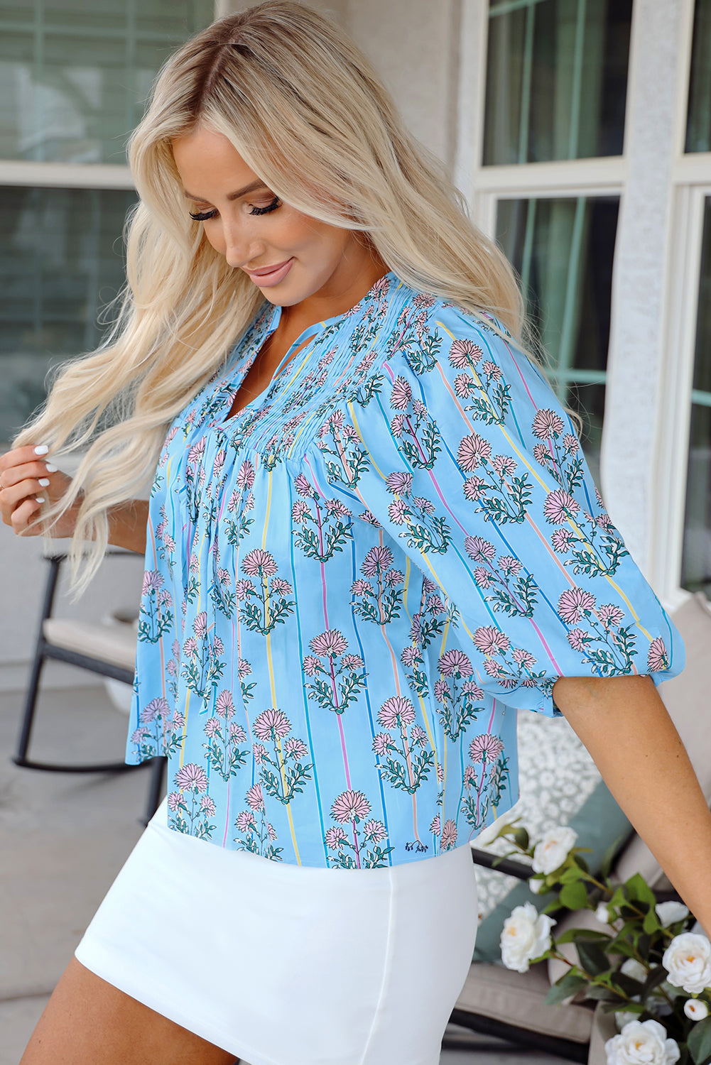 Blusa fruncida con estampado floral de rayas azules cielo y cuello con abertura