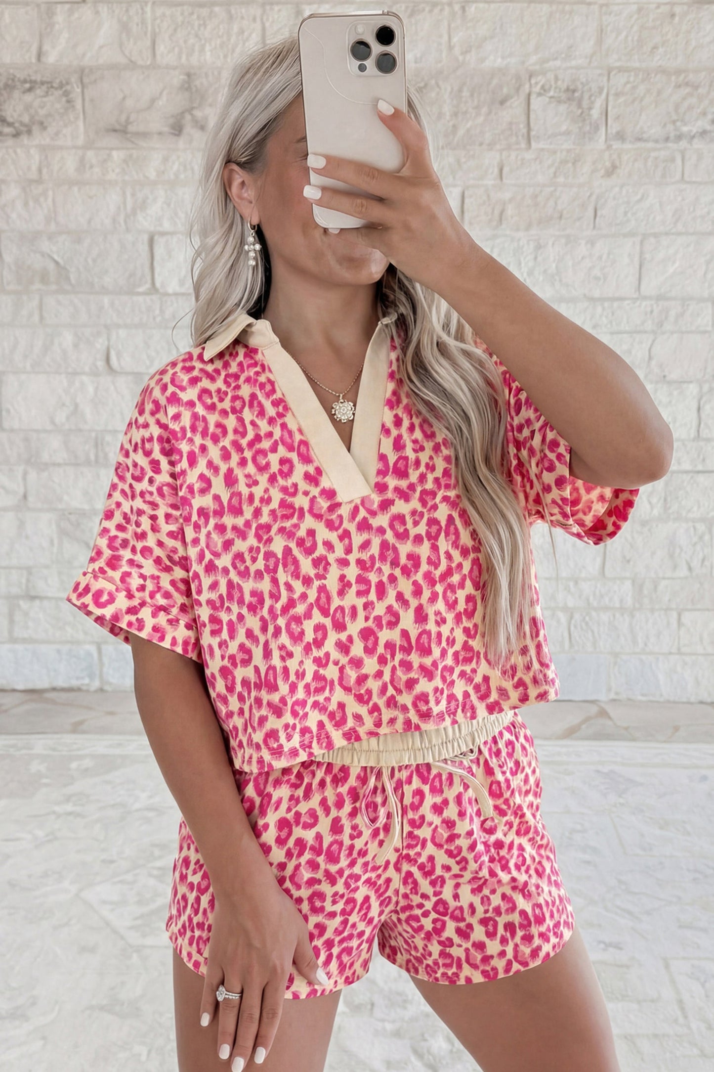 Conjunto corto de 2 piezas con cuello en V marrón y estampado de leopardo