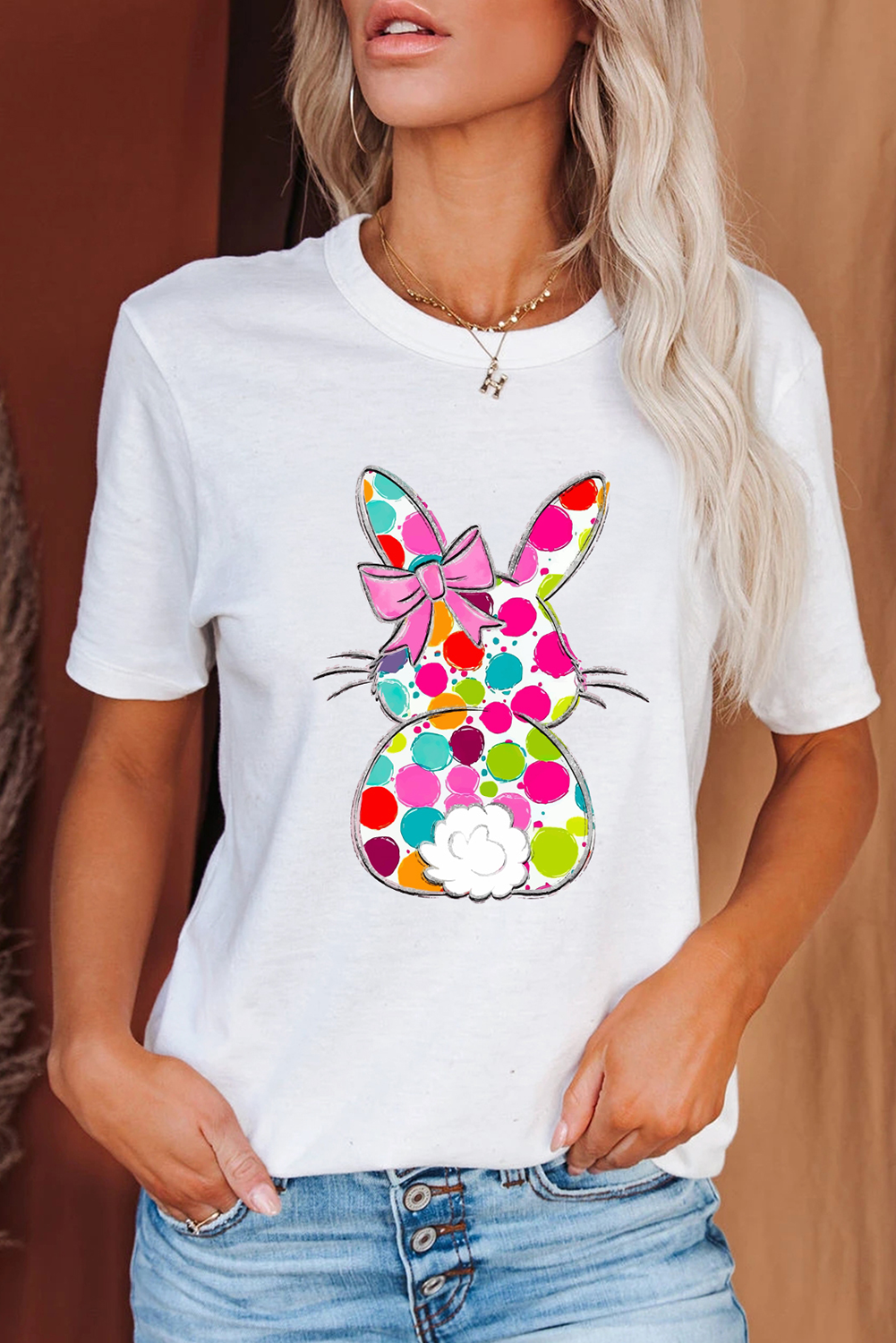 Camiseta de moda de Pascua con diseño gráfico de conejo con lazo de lunares blancos y cuello redondo