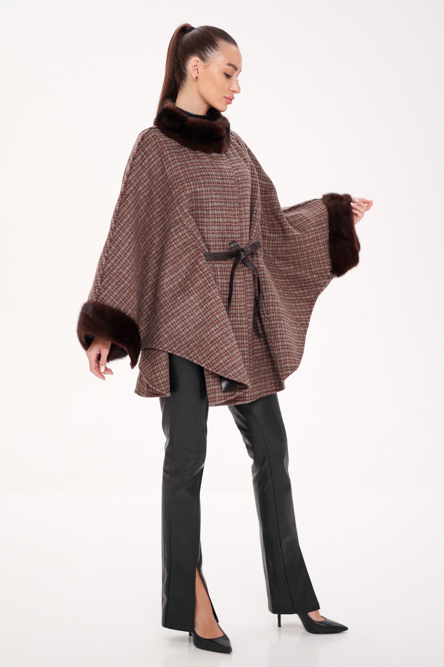 Poncho de lana de doble cara con piel de visón escandinavo auténtico