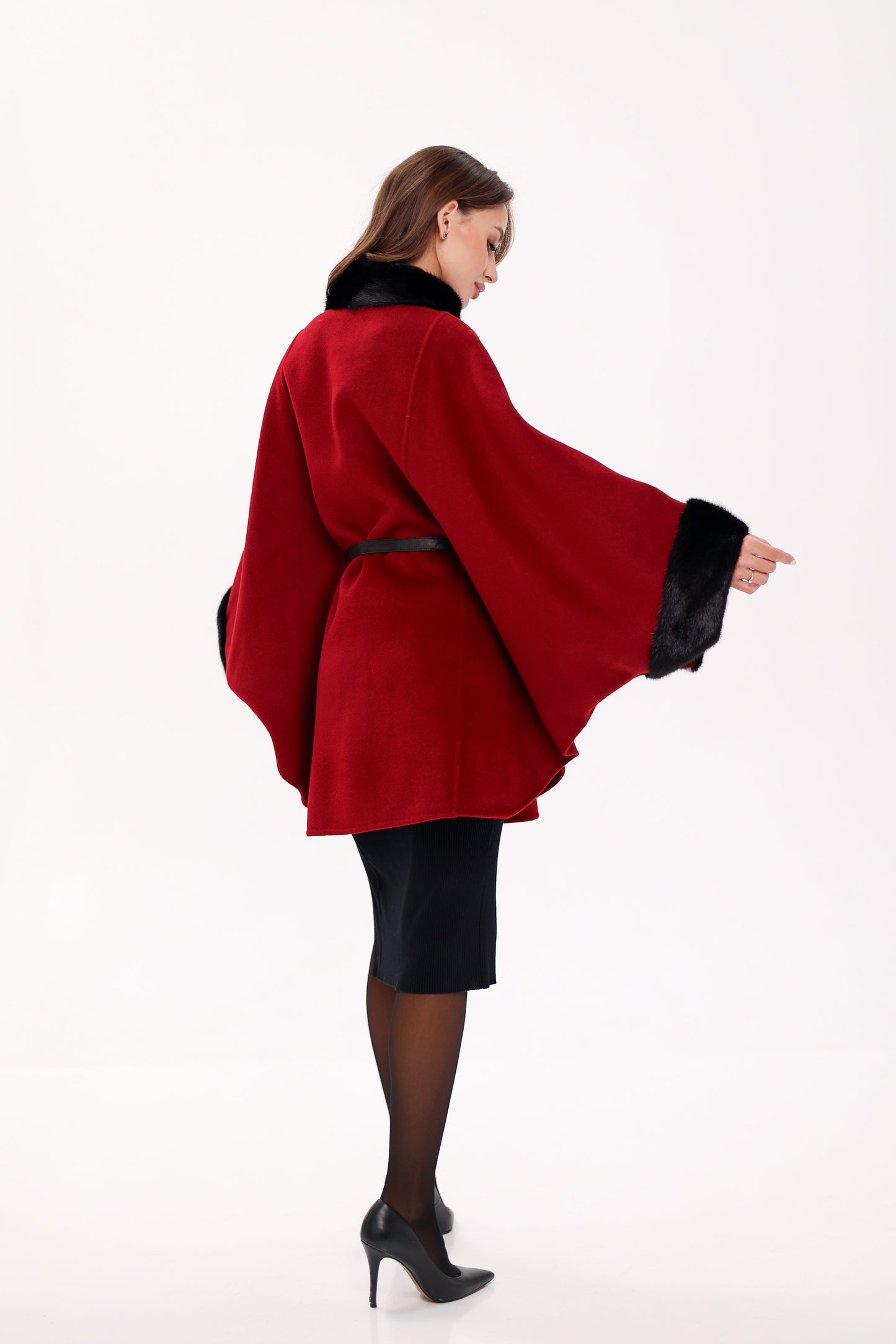 Poncho de lana de doble cara con piel de visón escandinavo auténtico