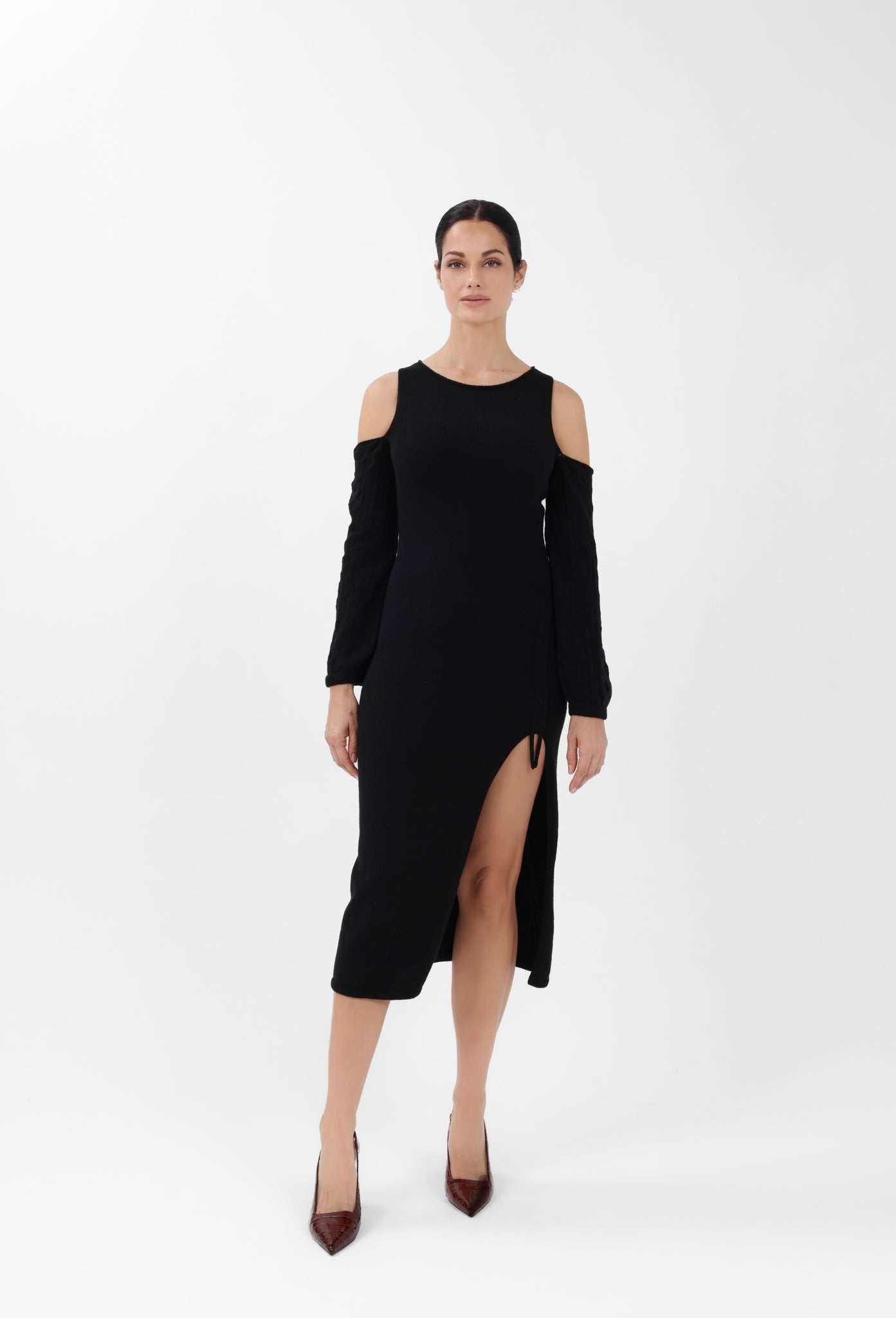 Vestido midi de cachemira con hombros descubiertos en negro