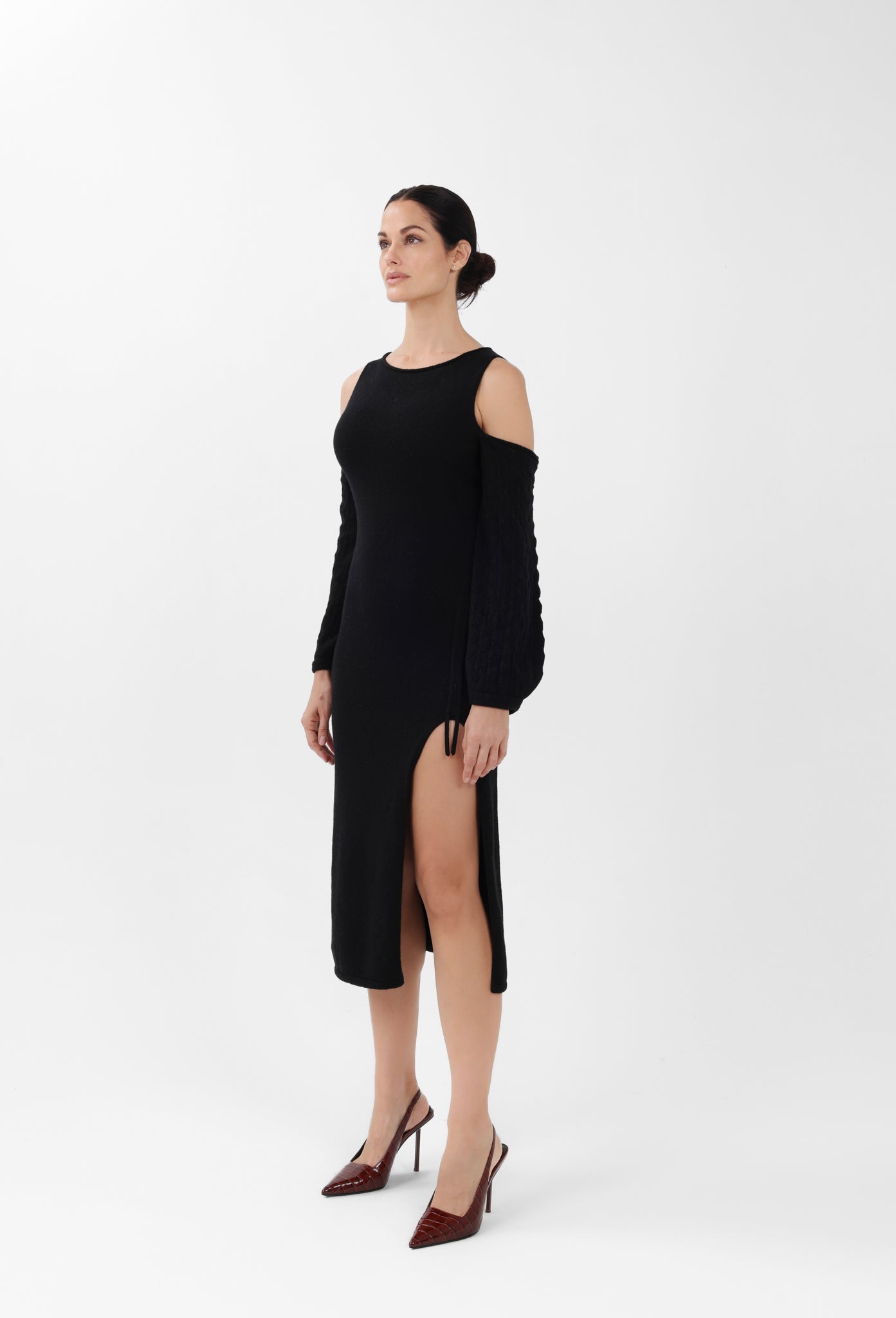 Vestido midi de cachemira con hombros descubiertos en negro