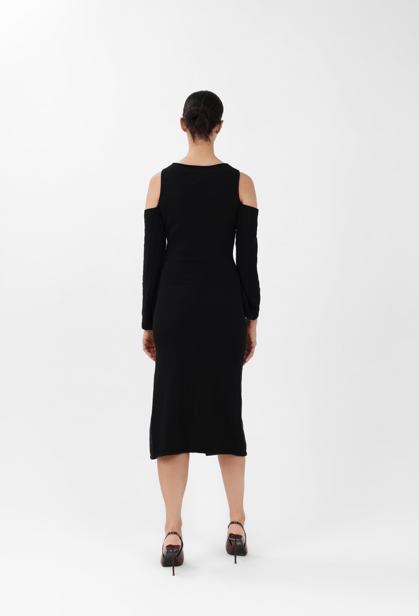 Vestido midi de cachemira con hombros descubiertos en negro