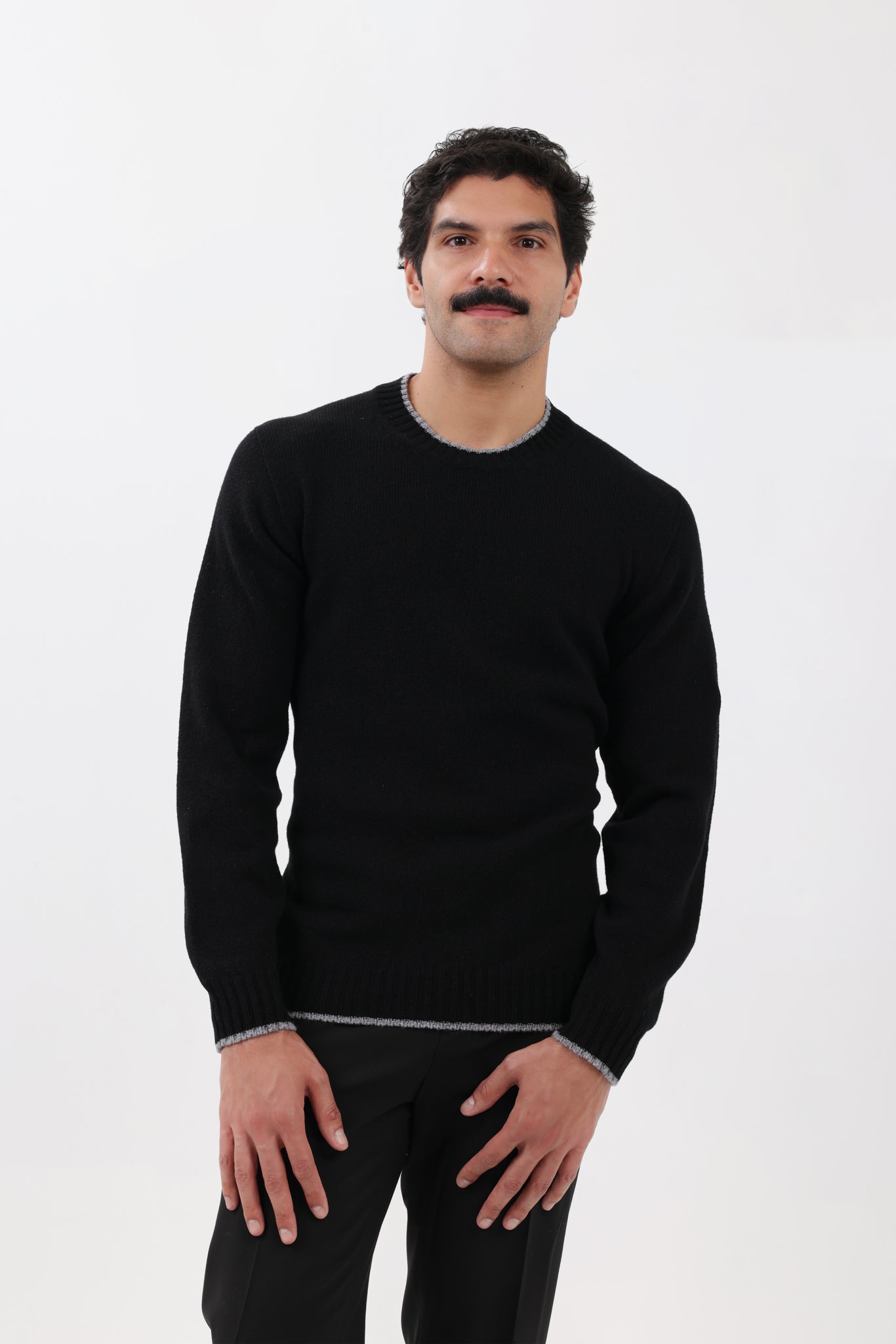 Suéter de cuello redondo de cachemir en negro