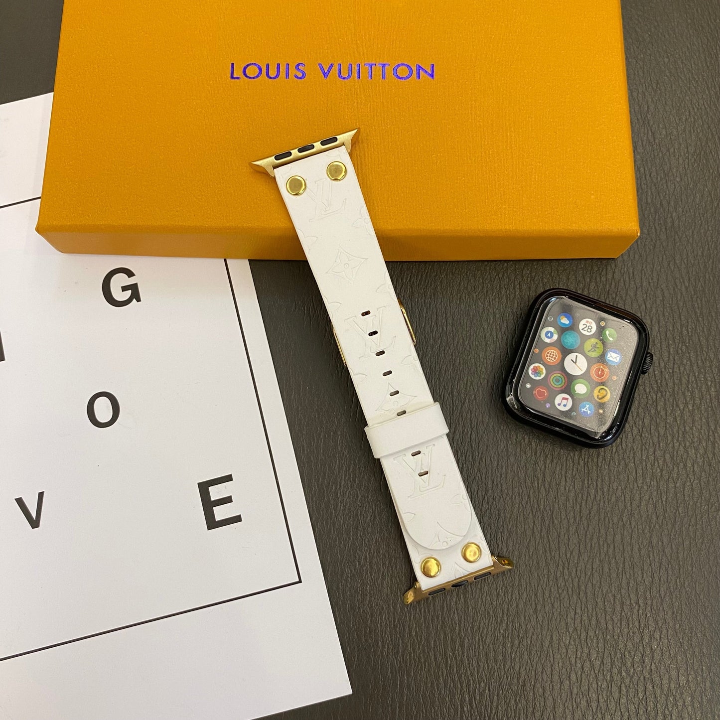 Pulsera de repuesto Apple con remaches decorativos y monograma en relieve WATCH BANDS
