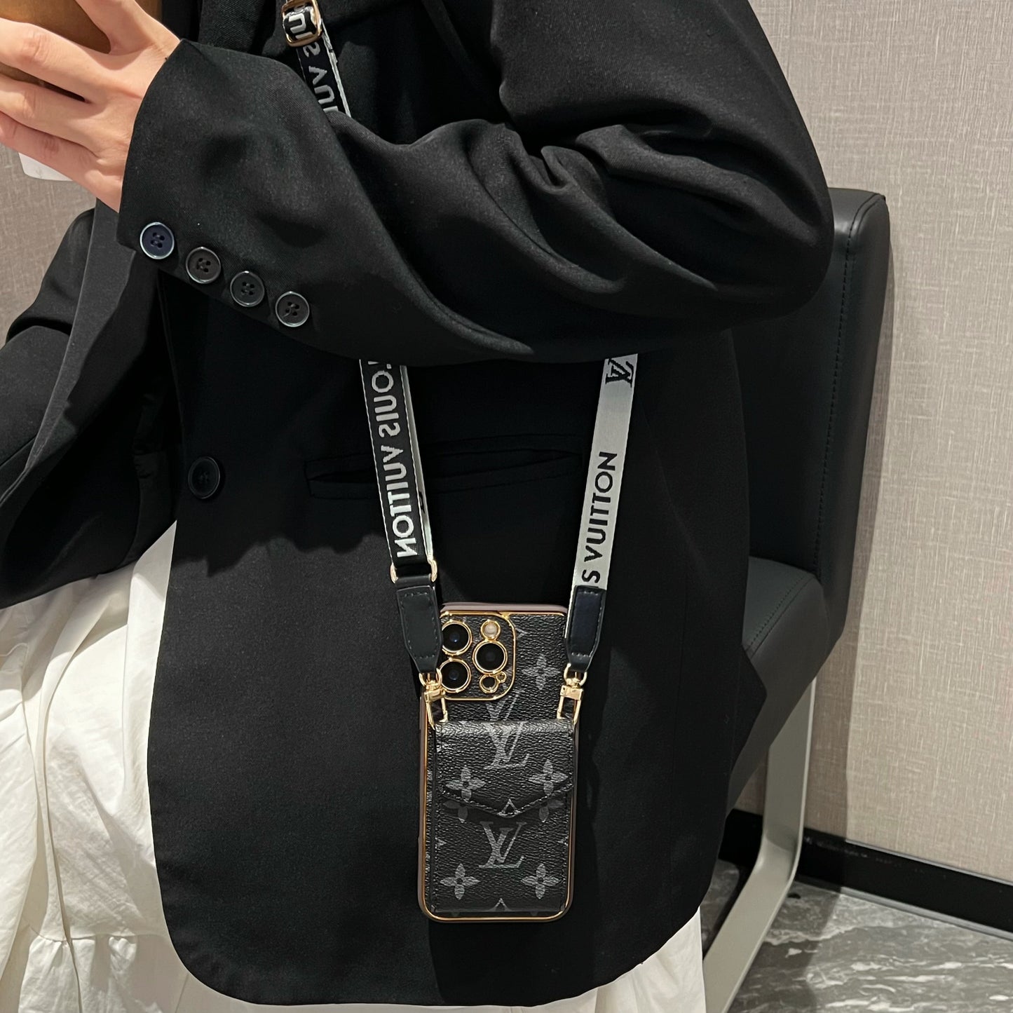 Elegante Funda Multifuncional para iPhone con Estampado LV - con Correa de Cadena, Soporte y Ranuras para Tarjetas