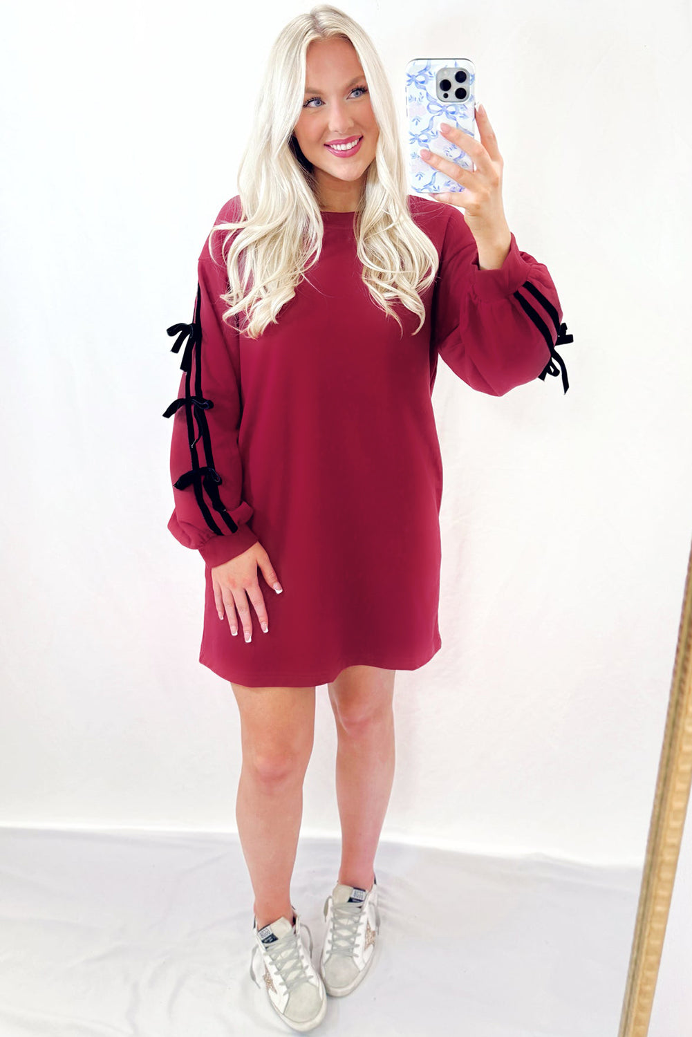 Vestido sudadera con bolsillos, detalle de lazo y hombros caídos en rojo carreras con rayas en contraste