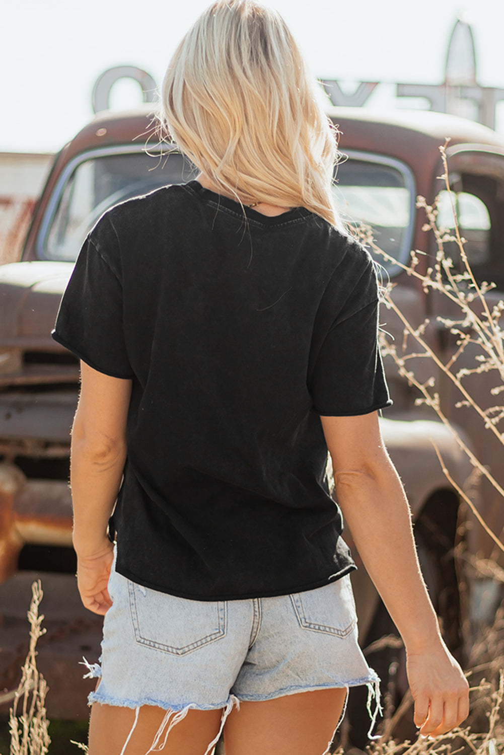 Camiseta suelta con aberturas laterales y estampado de cabeza de buey "HOWDY" de estilo occidental negro