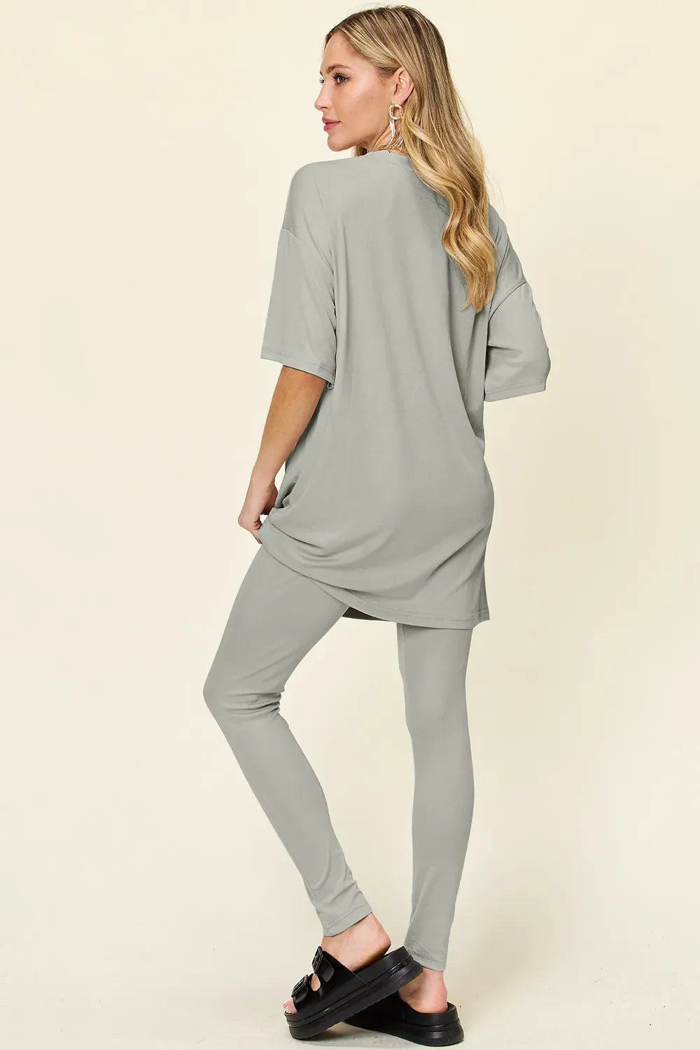 Conjunto de camiseta de manga caída con cuello redondo de tamaño completo y leggings Double Take