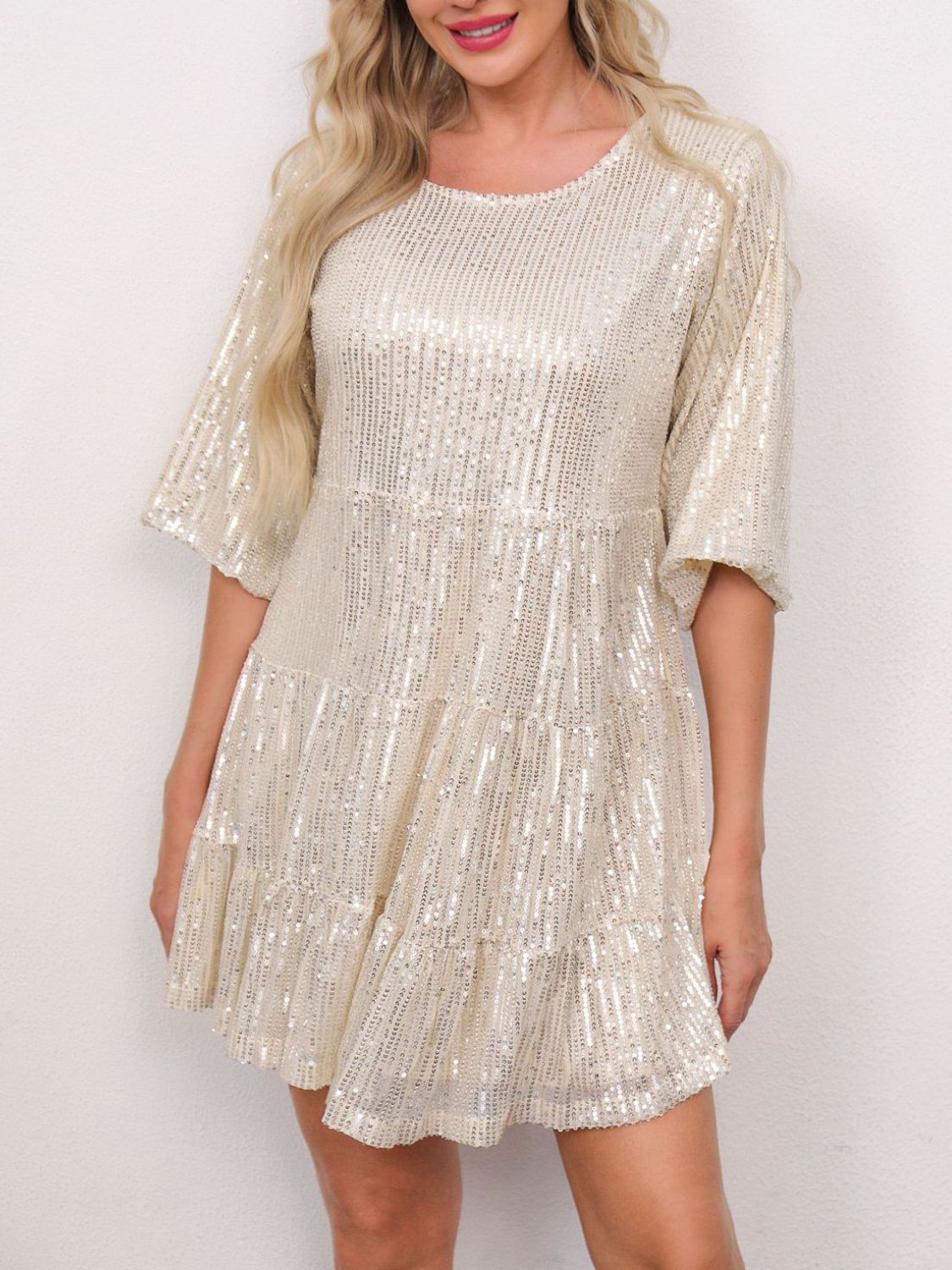 Minivestido de lentejuelas de cuello redondo y manga corta