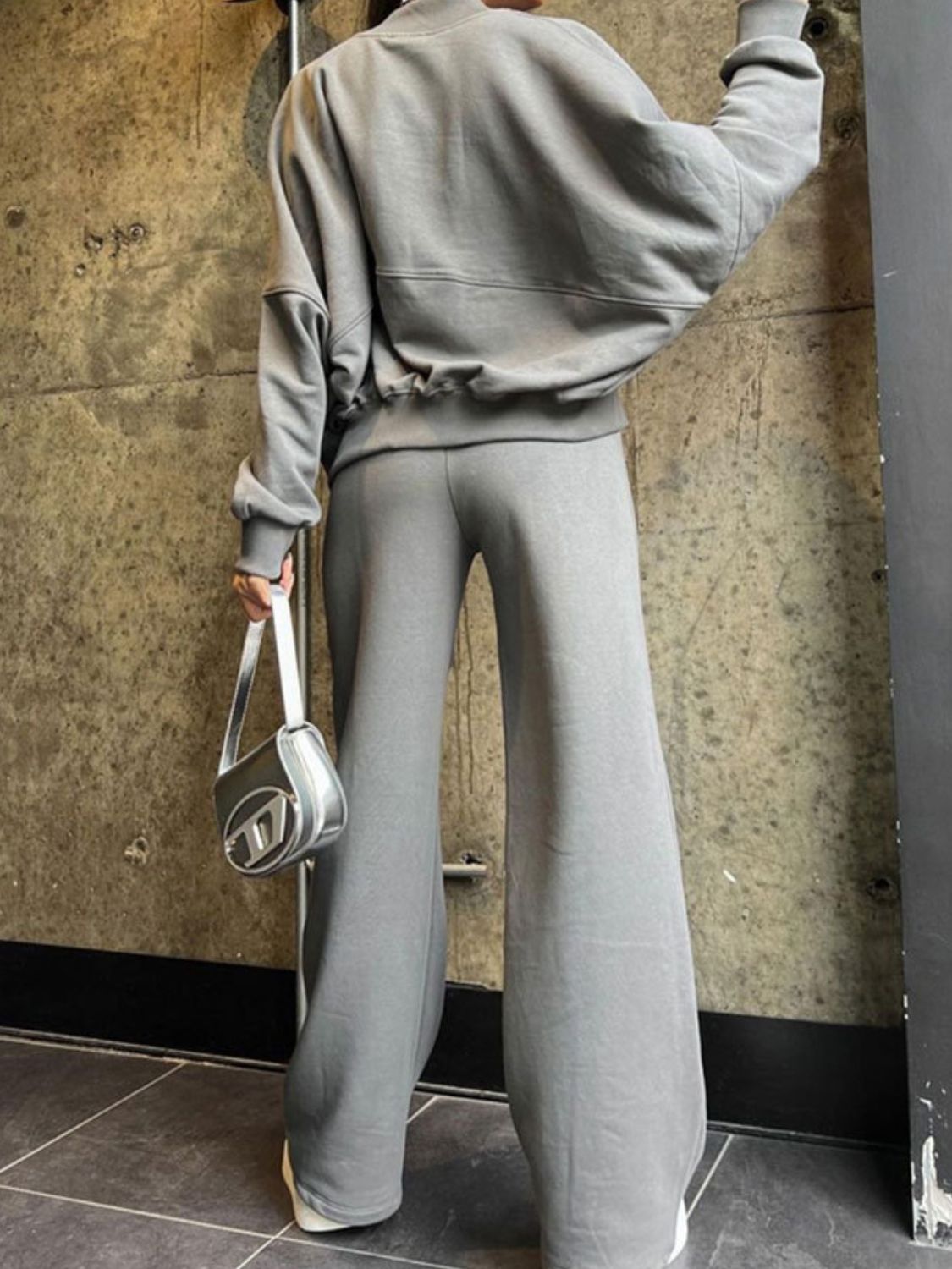Conjunto de top con cremallera y cuello estilo béisbol y pantalones con cordón