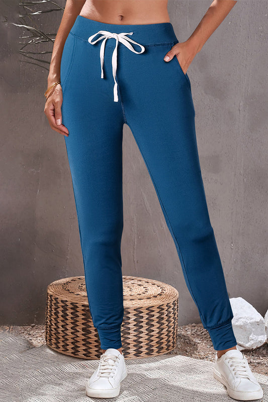 Joggers azules con cordón en la cintura y bolsillos