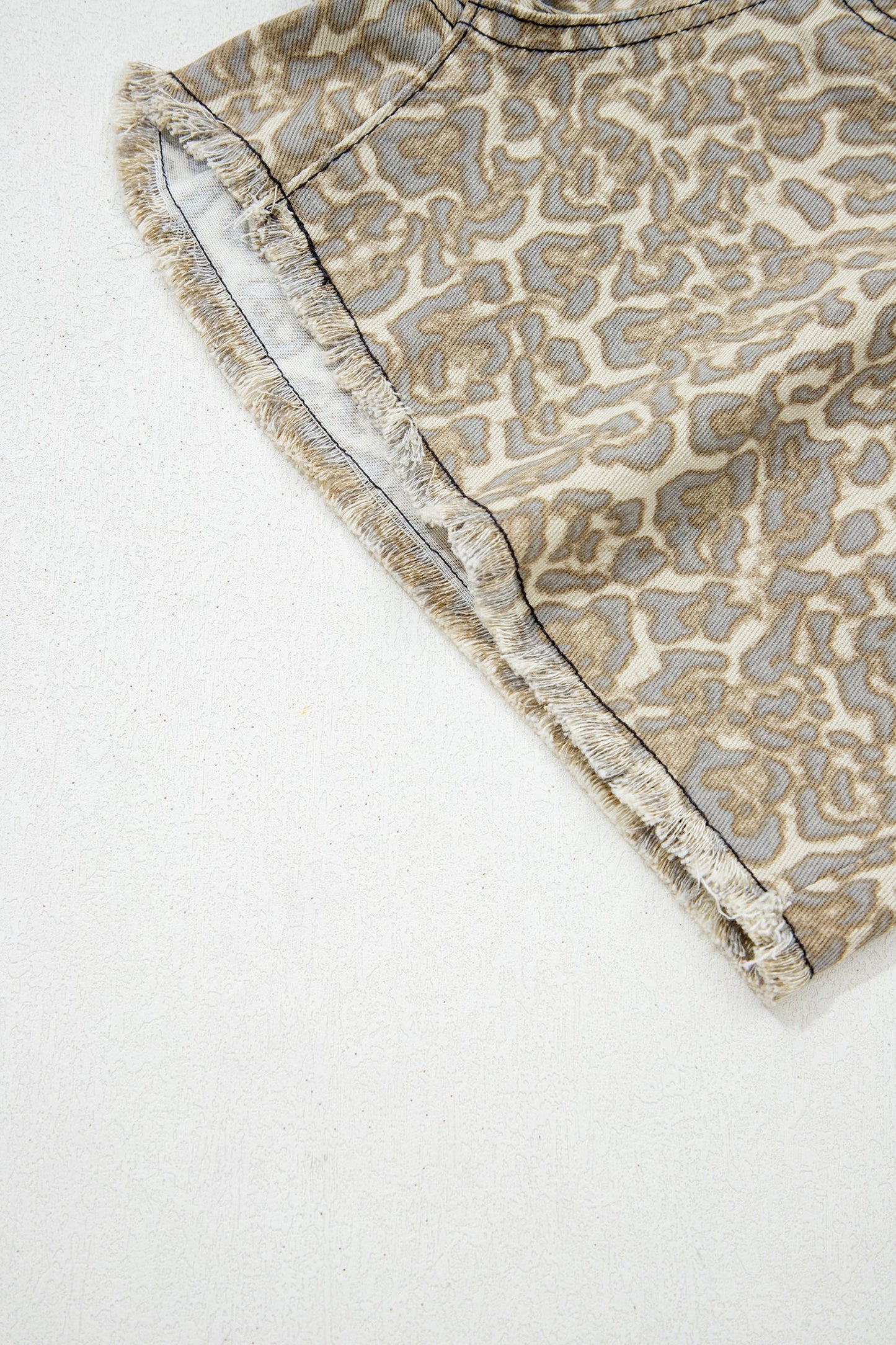 Pantalones cortos de mezclilla caqui con estampado de leopardo y borde sin rematar