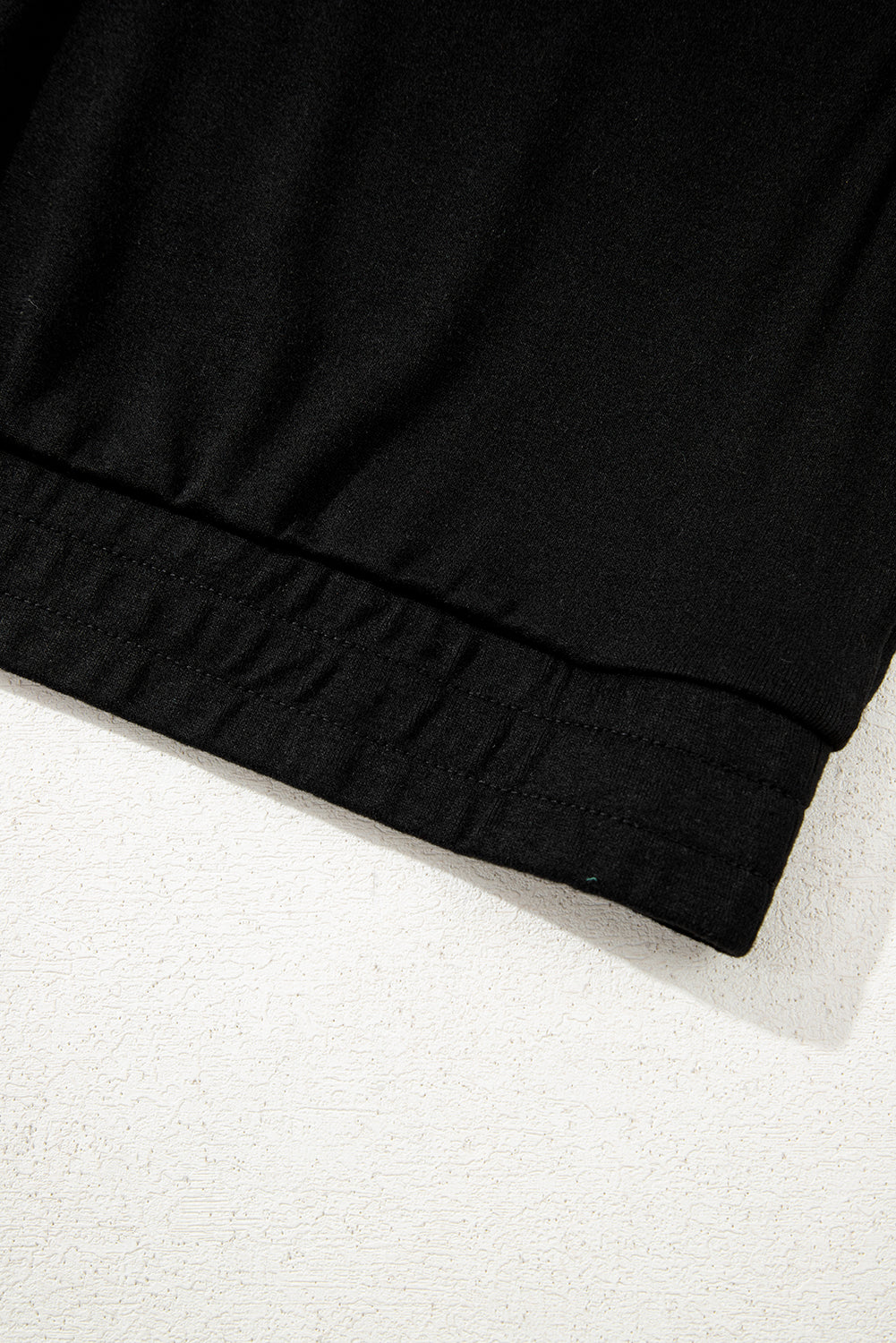 Conjunto de pijama de 3 piezas: top corto gris fruncido en el dobladillo, shorts sueltos y cárdigan