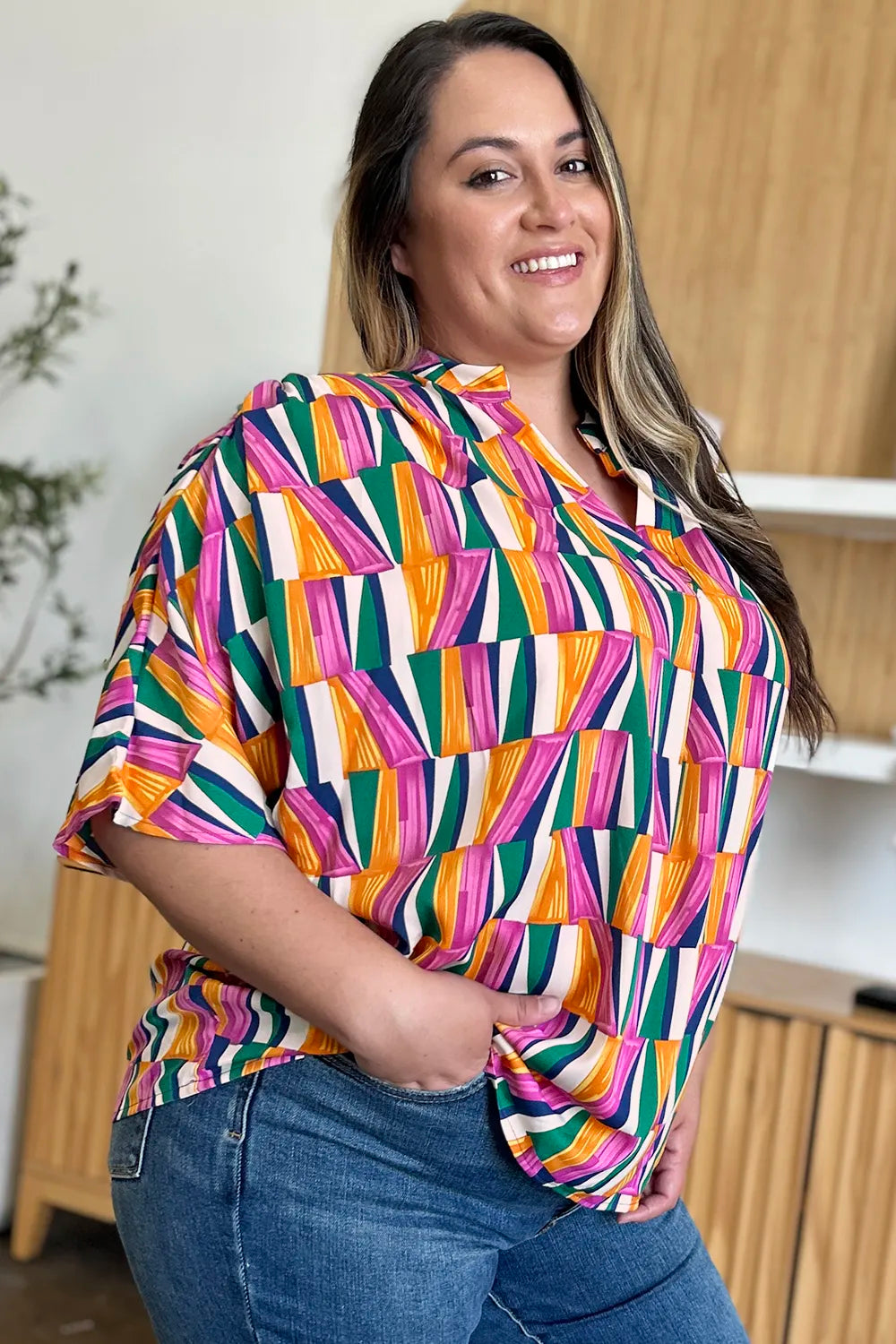 Top de manga dolman con muescas y estampado geométrico "Double Take" de talla grande