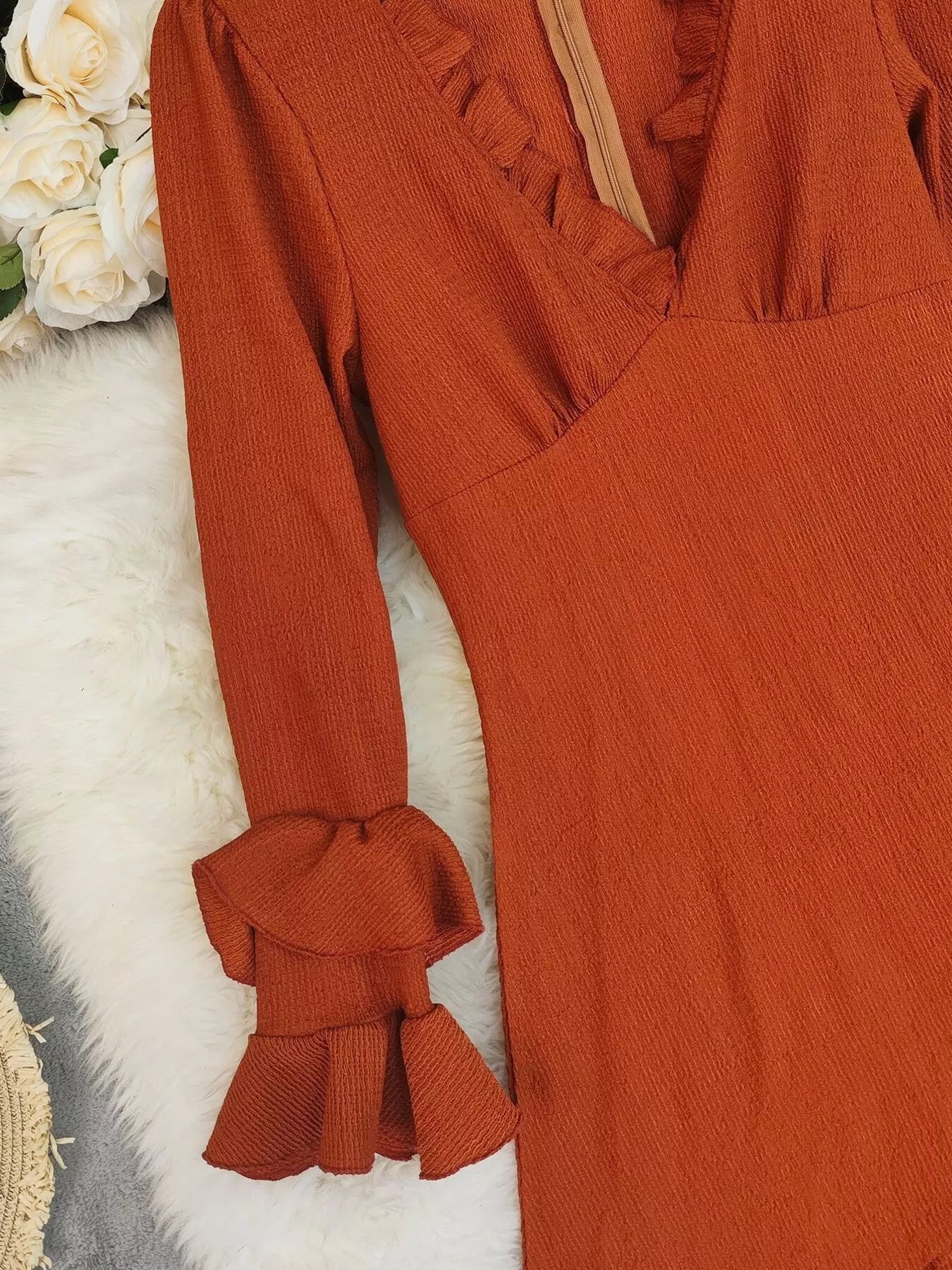 Vestido de manga larga con volantes y bajo asimétrico