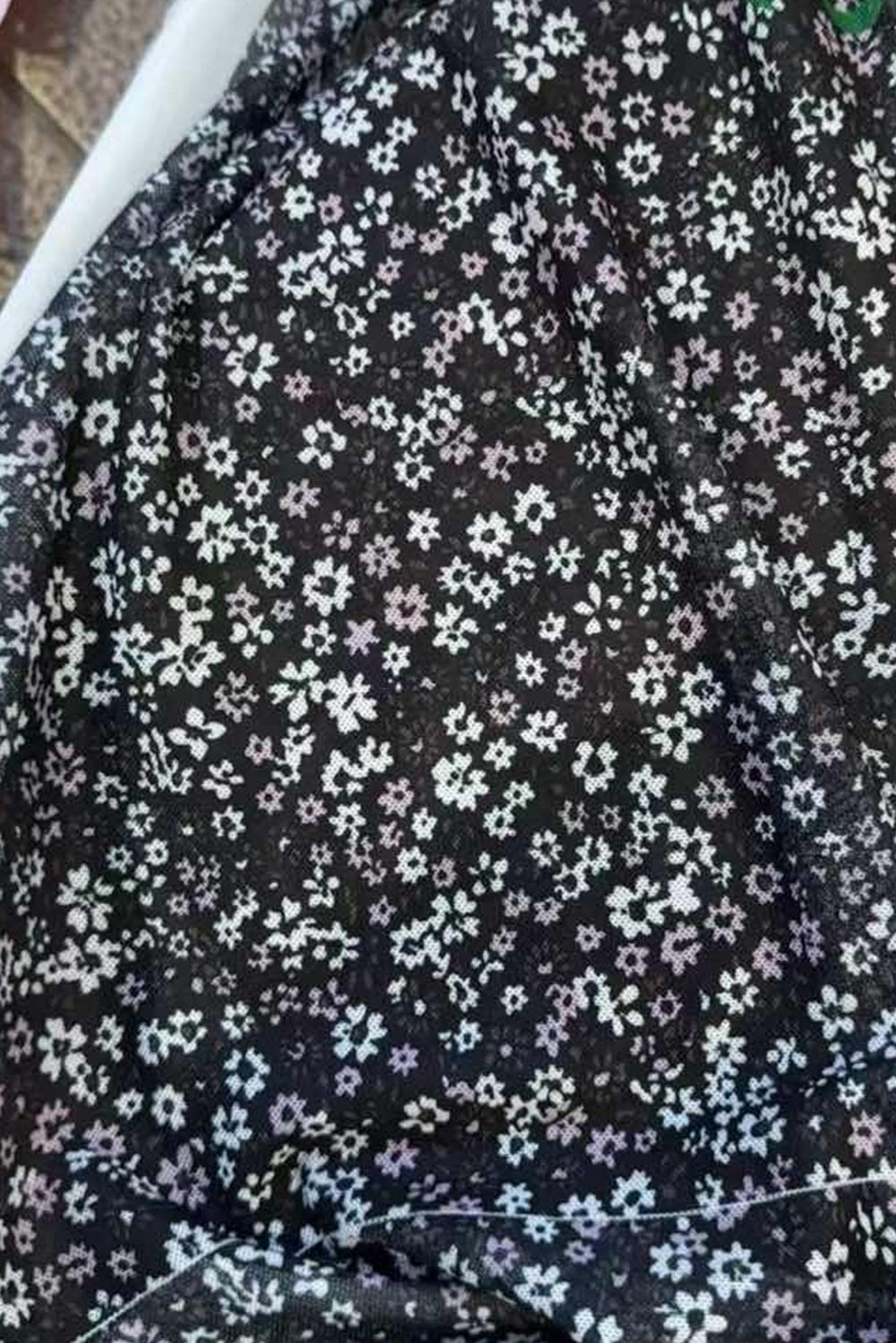 Top ajustado de malla con estampado floral pequeño y orificio para el pulgar