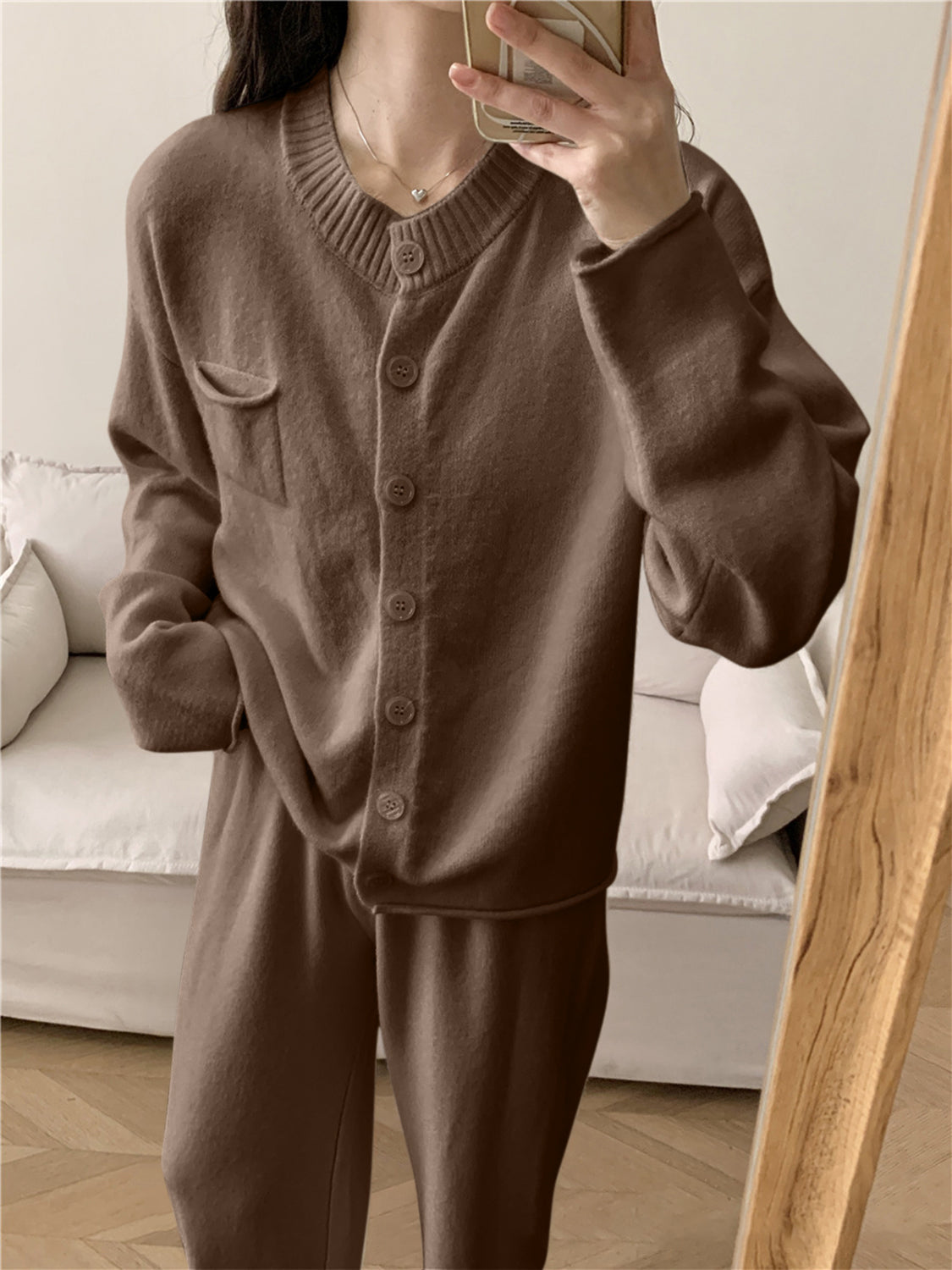 Conjunto de cárdigan con cuello redondo y botones, y pantalón