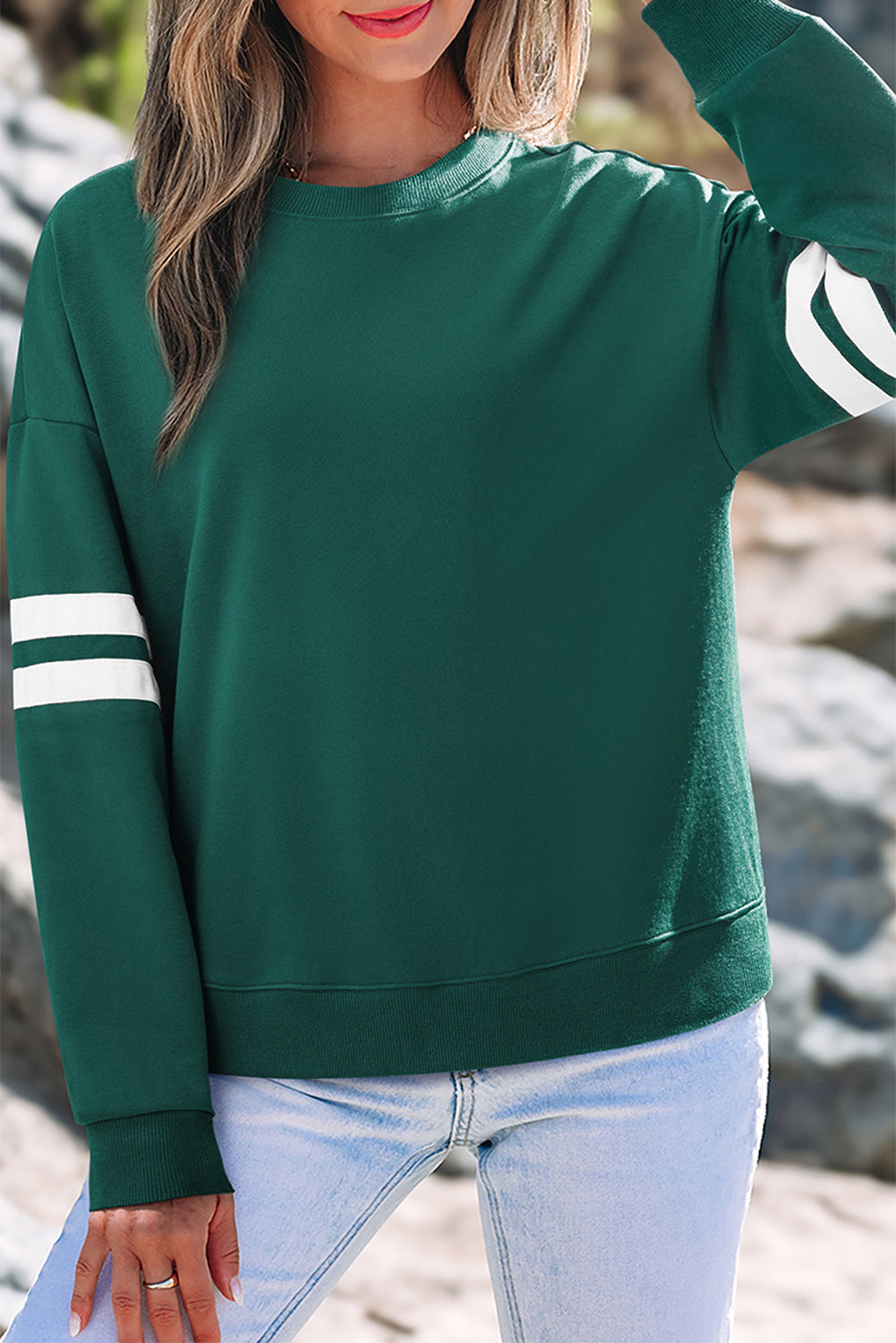 Sudadera Oversize Azul Cielo con Detalle de Rayas Universitarias y Hombros Caídos