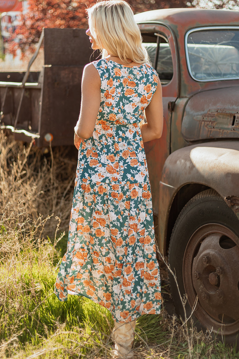 Vestido largo de fiesta sin mangas con cuello de pico, ajuste en la cintura con lazo y estampado floral verde