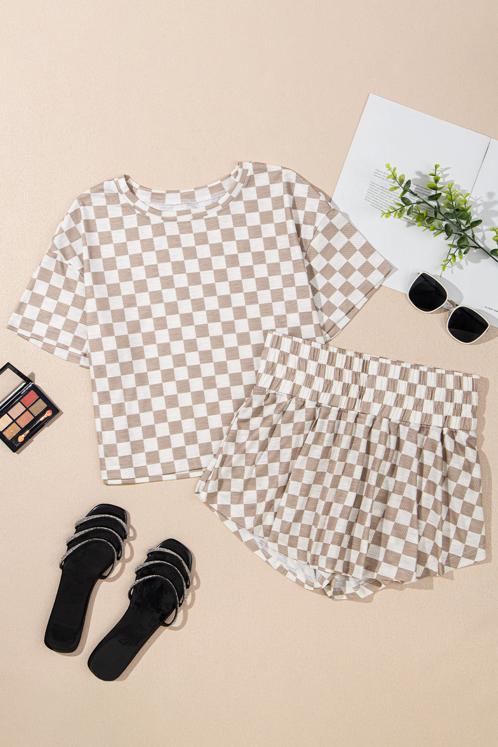 Conjunto de camiseta con estampado de cuadros marrones y minifalda pantalón de cintura alta