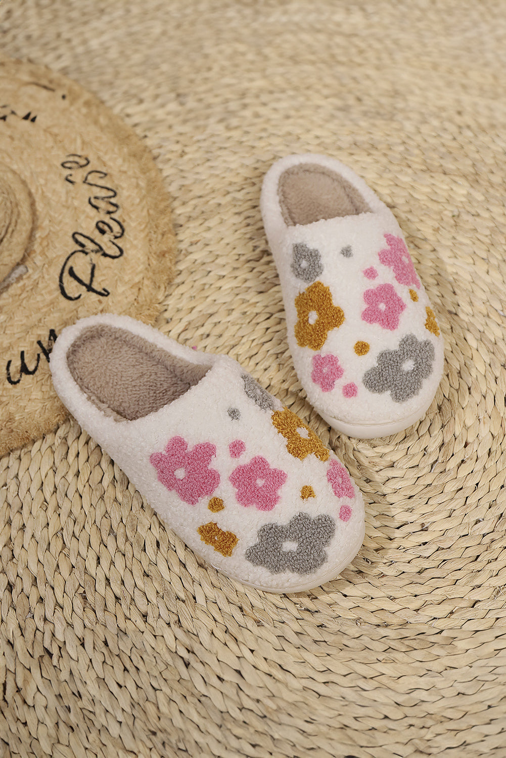 Pantuflas blancas florales de invierno afelpadas