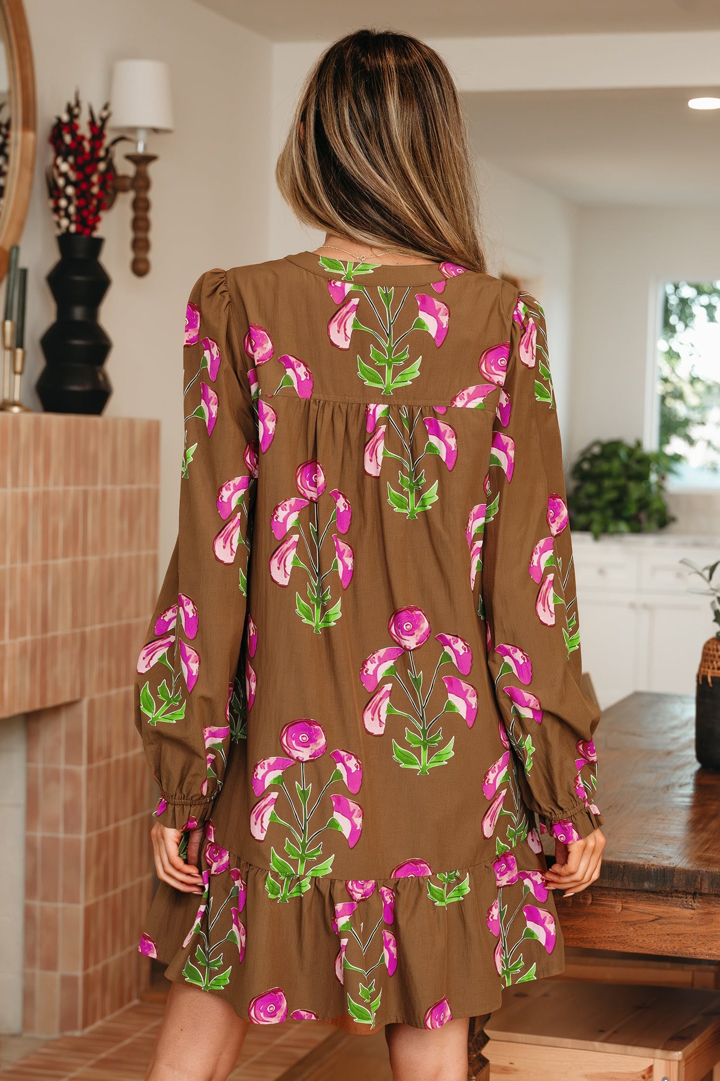 Vestido de túnica estilo babydoll con estampado floral en contraste marrón, dobladillo con volantes y mangas abullonadas